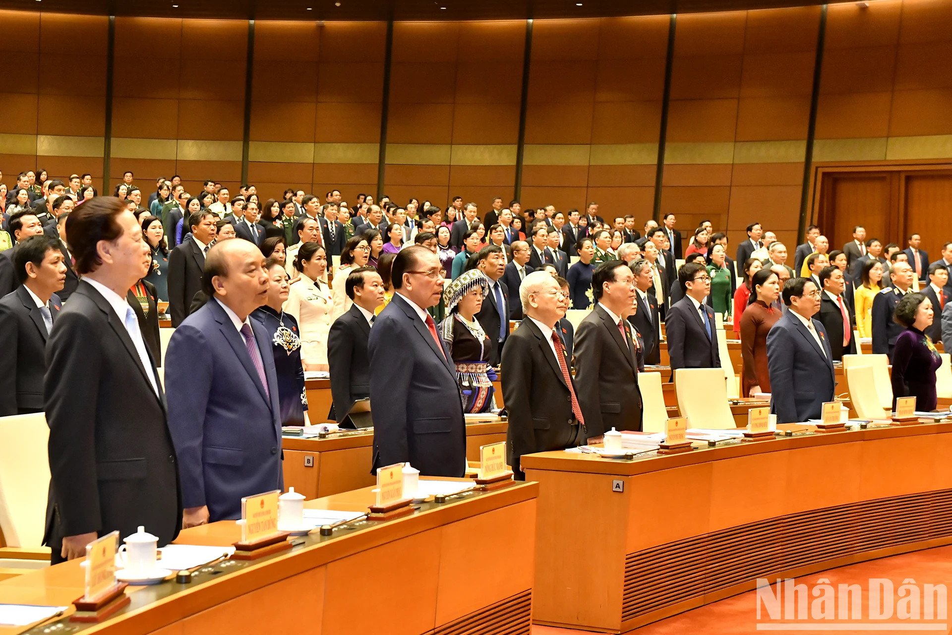 越共中央总书记阮富仲、党和国家领导、前领导向国旗敬礼。