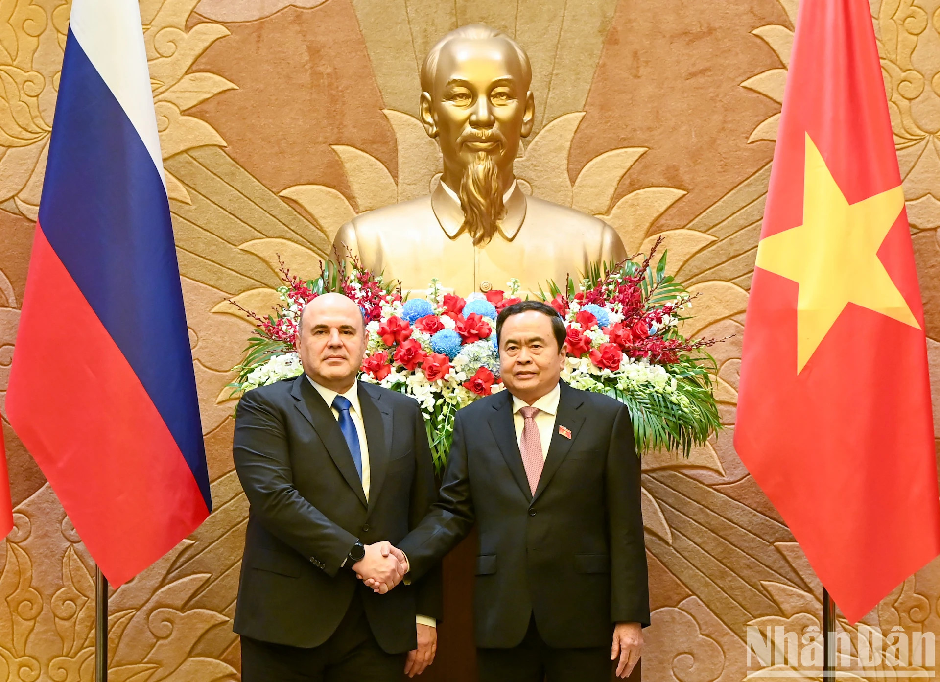 越南国会主席陈青敏和俄罗斯联邦政府总理米舒斯京。