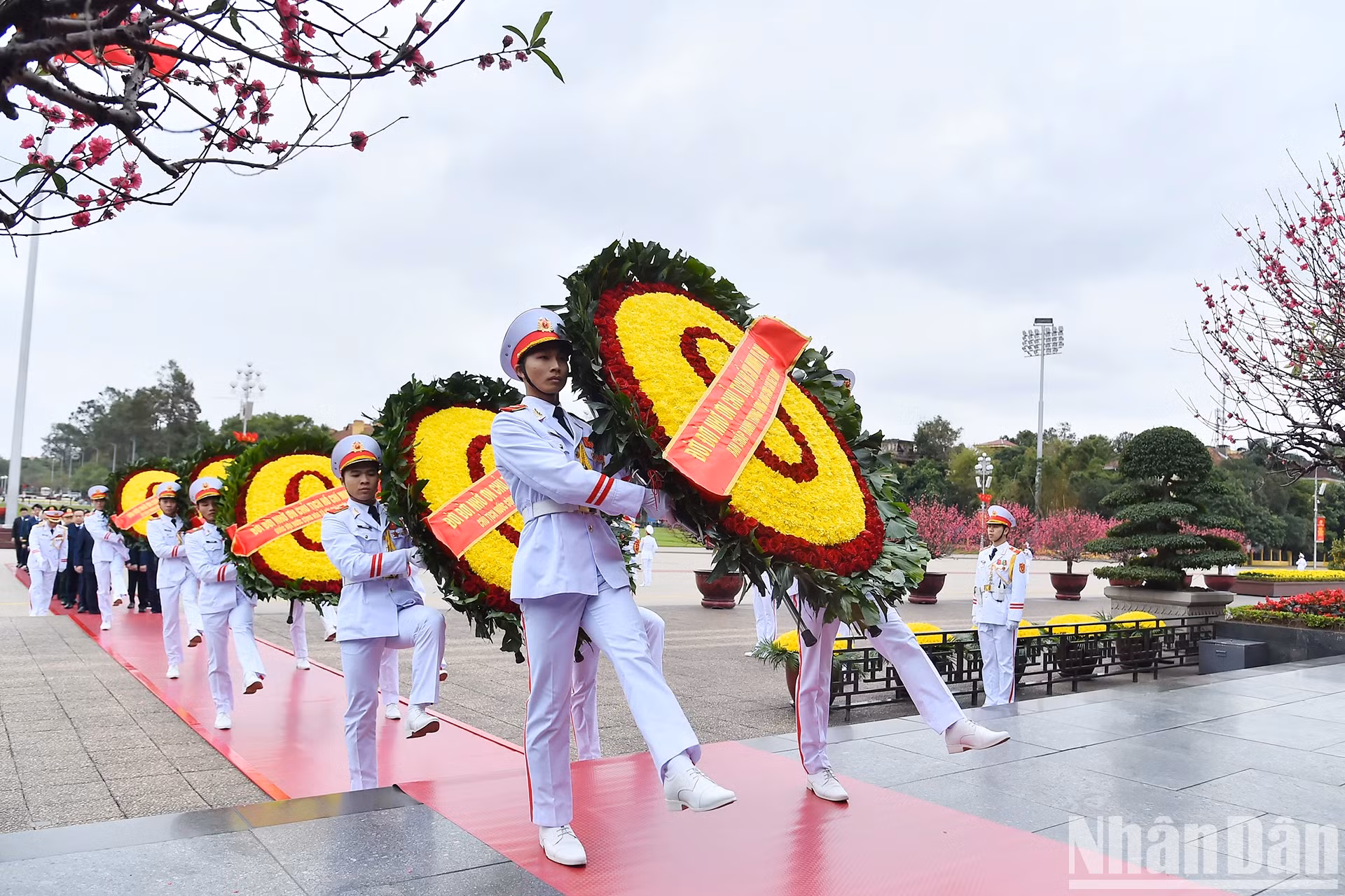 越共中央委员会的花圈飘带上写道："永远铭记伟大胡志明主席的功劳"。