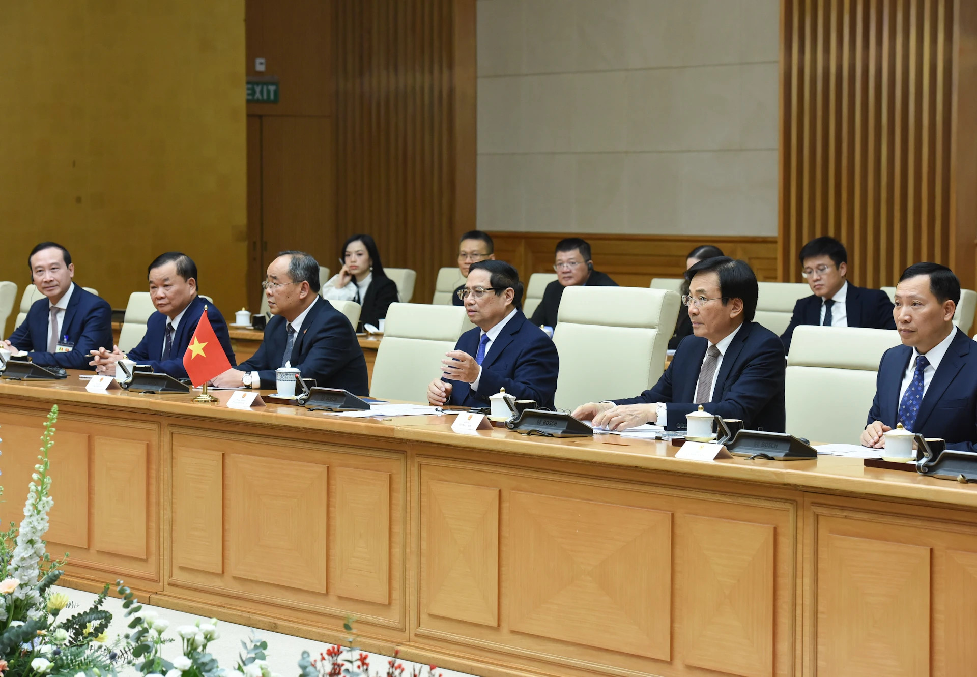 越南政府总理范明正和越方代表会见比利时国王菲利普。