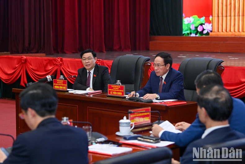 国会主席王廷惠在会上发表讲话。 国会主席王廷惠在会上发表讲话。