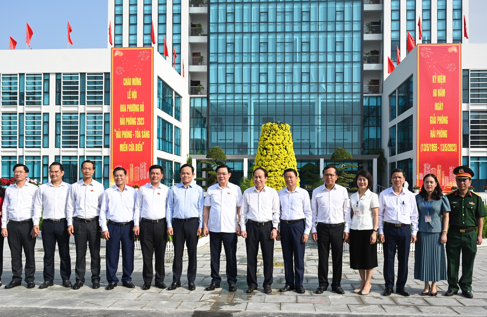 国会主席王廷惠和与会代表合影留念。 国会主席王廷惠和与会代表合影留念。