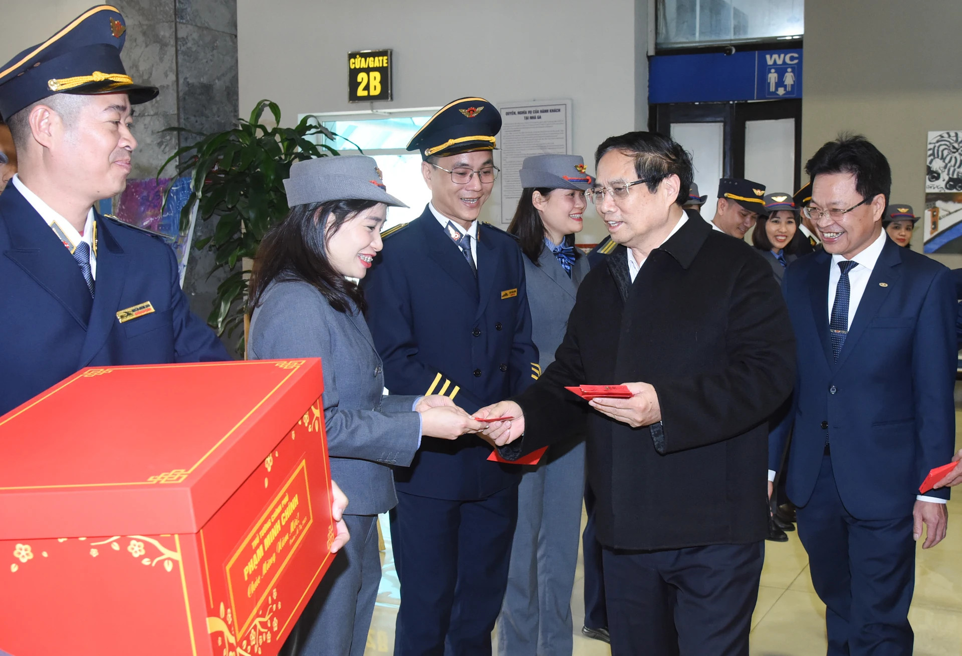 范明正总理向铁路部门的干部、工作人员拜年。