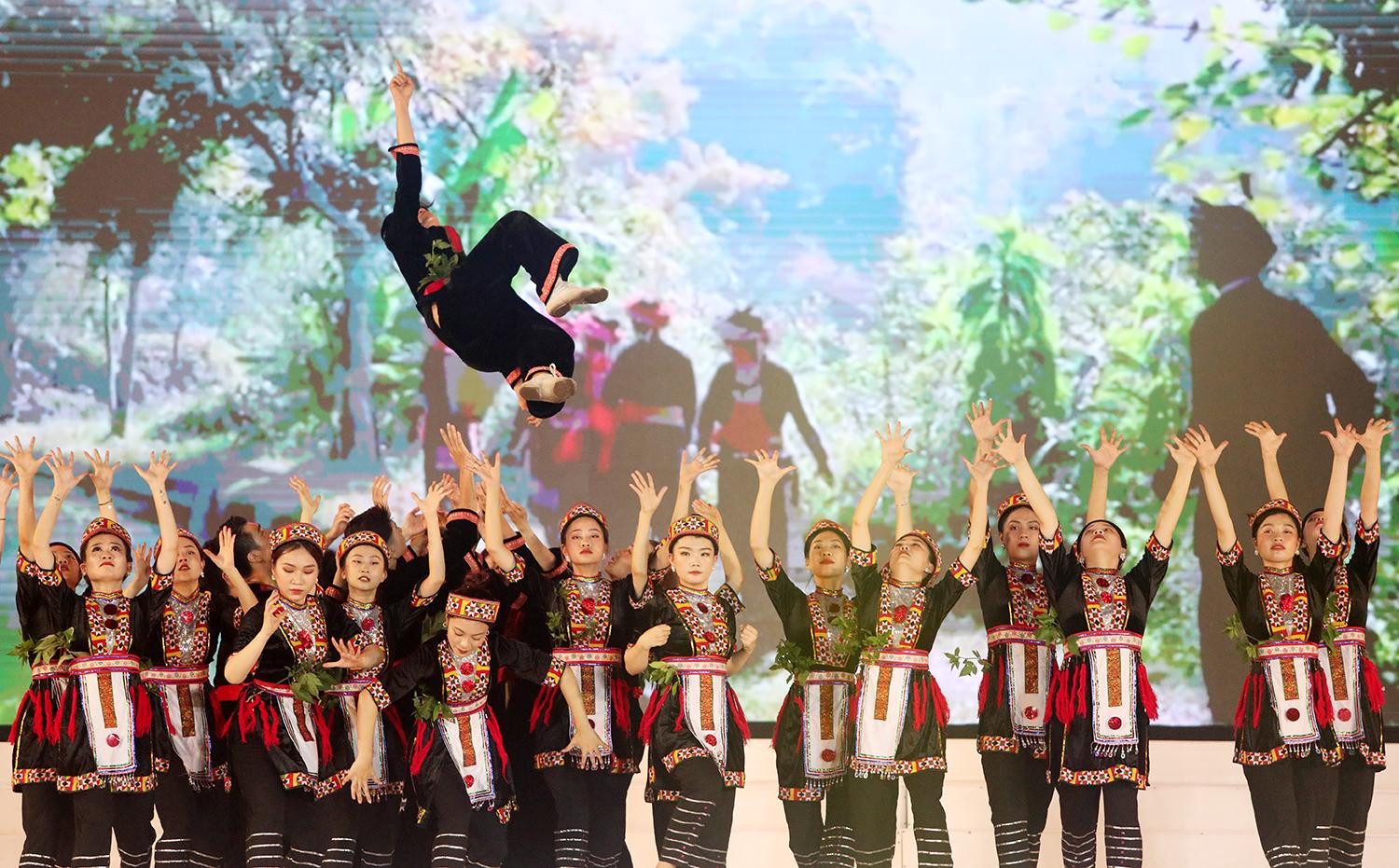 瑶族同胞的精神文化特别丰富。 瑶族同胞的精神文化特别丰富。