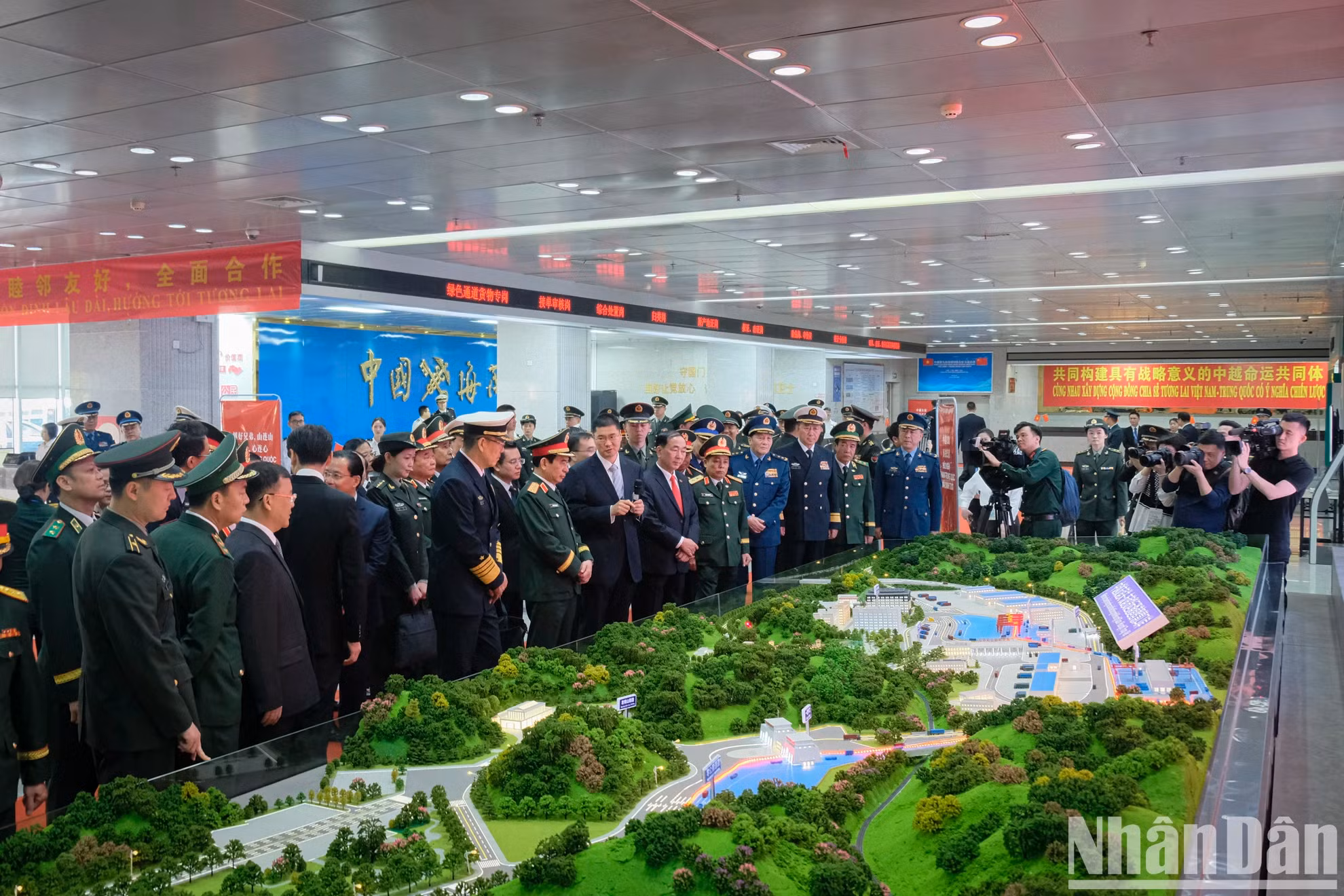 双方代表参观智慧口岸模式。