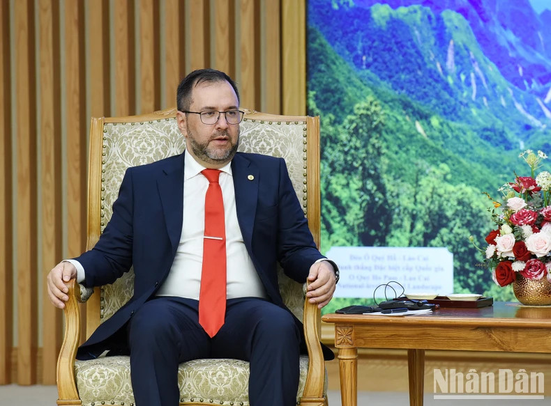 委内瑞拉外交部长伊万·希尔·平托在会见时发表讲话。