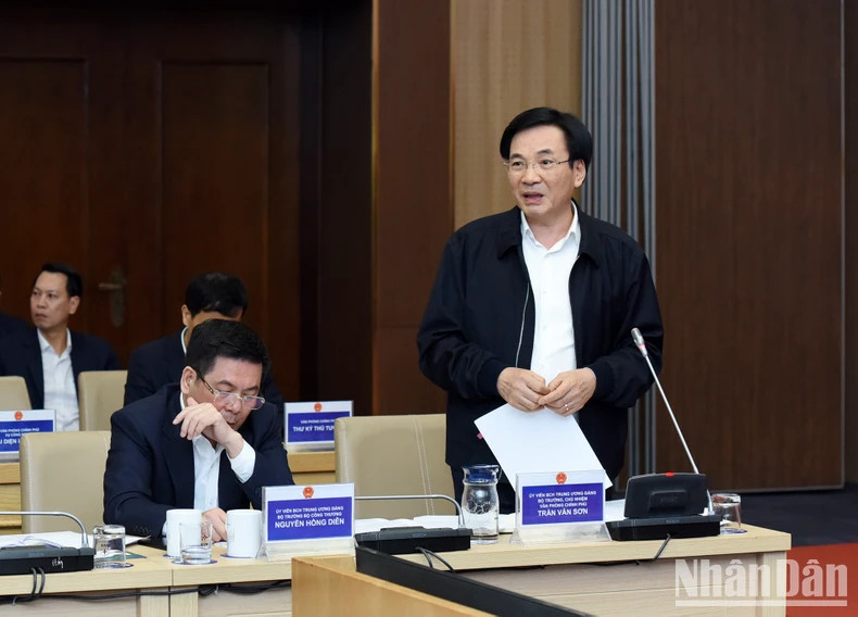 越共中央委员、政府办公厅主任陈文山部长在会上发表讲话。 越共中央委员、政府办公厅主任陈文山部长在会上发表讲话。