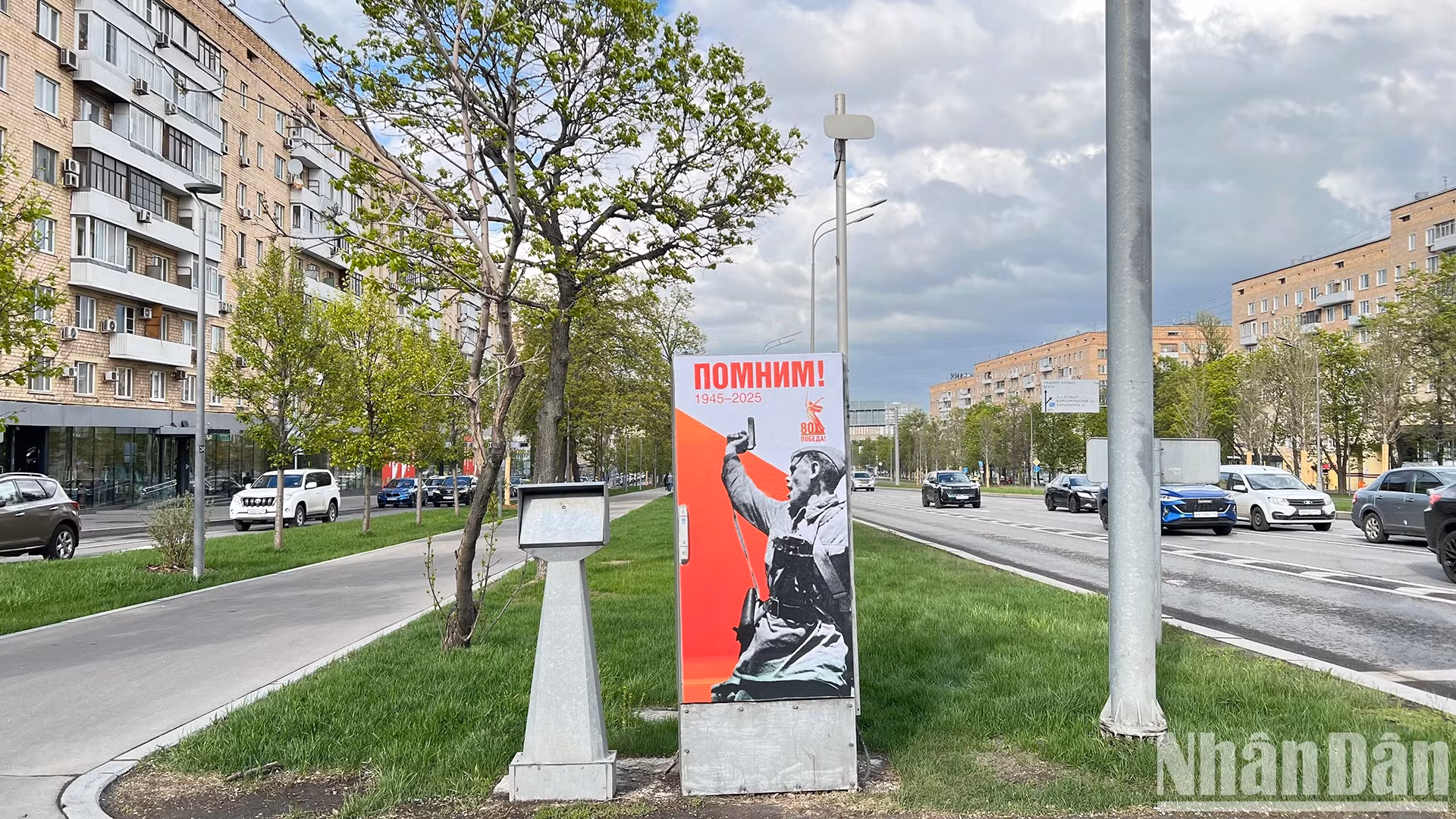 战地摄影师马克斯·阿尔佩特(Max Alpert)拍摄的名作《战斗》(Kombat)被视为伟大卫国战争的象征之一。在纪念卫国战争胜利80周年之际,这张照片在莫斯科多个地点展出。 战地摄影师马克斯·阿尔佩特(Max Alpert)拍摄的名作《战斗》(Kombat)被视为伟大卫国战争的象征之一。在纪念卫国战争胜利80周年之际,这张照片在莫斯科多个地点展出。