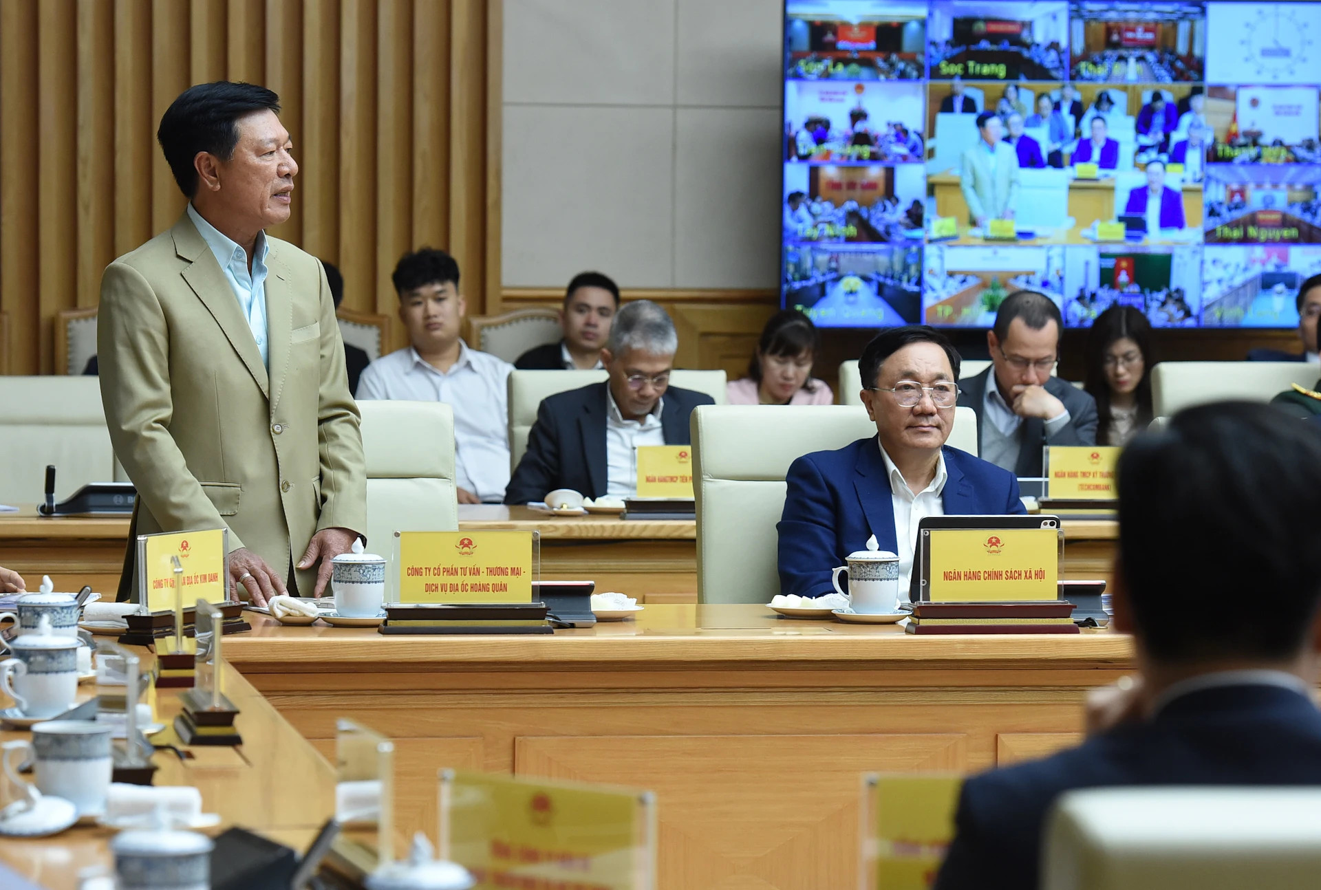 房地产企业代表在会上发表讲话。