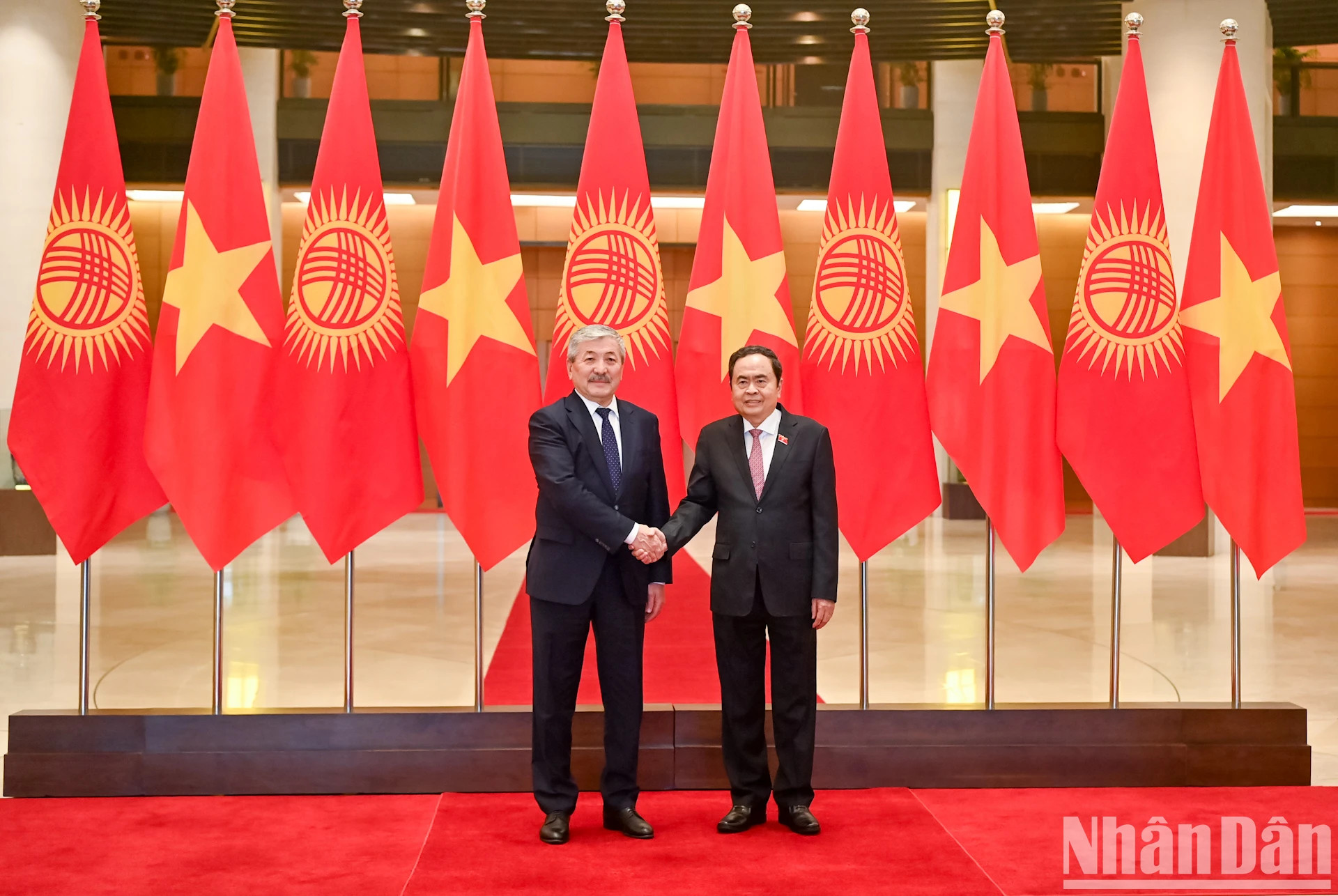 国会主席陈青敏和阿德尔别克·卡西马利耶夫总理。 国会主席陈青敏和阿德尔别克·卡西马利耶夫总理。