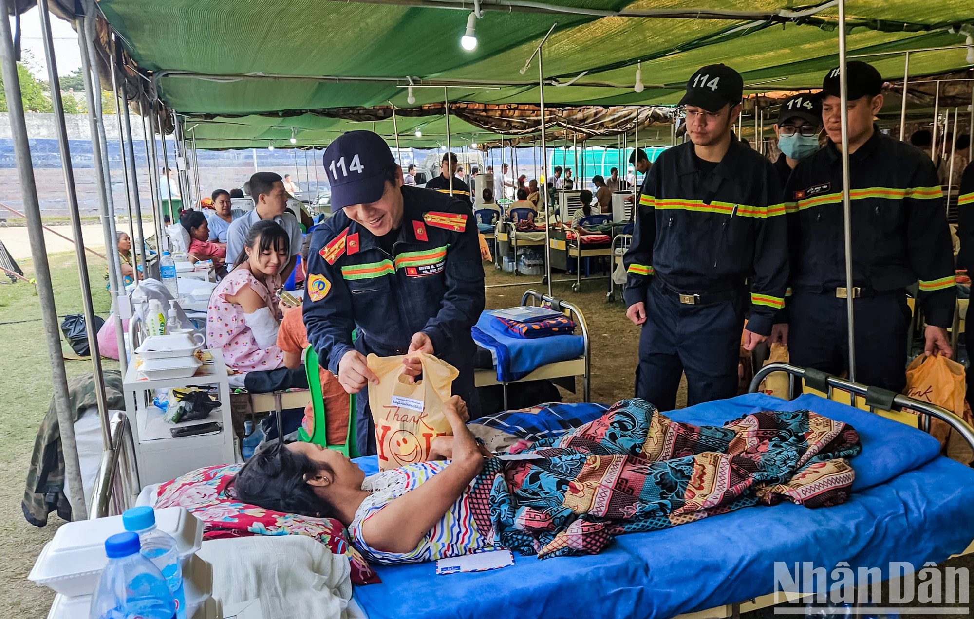 我非常珍视越南救援队所予以我们的情感及其所付出的努力,一名患者说。 我非常珍视越南救援队所予以我们的情感及其所付出的努力,一名患者说。