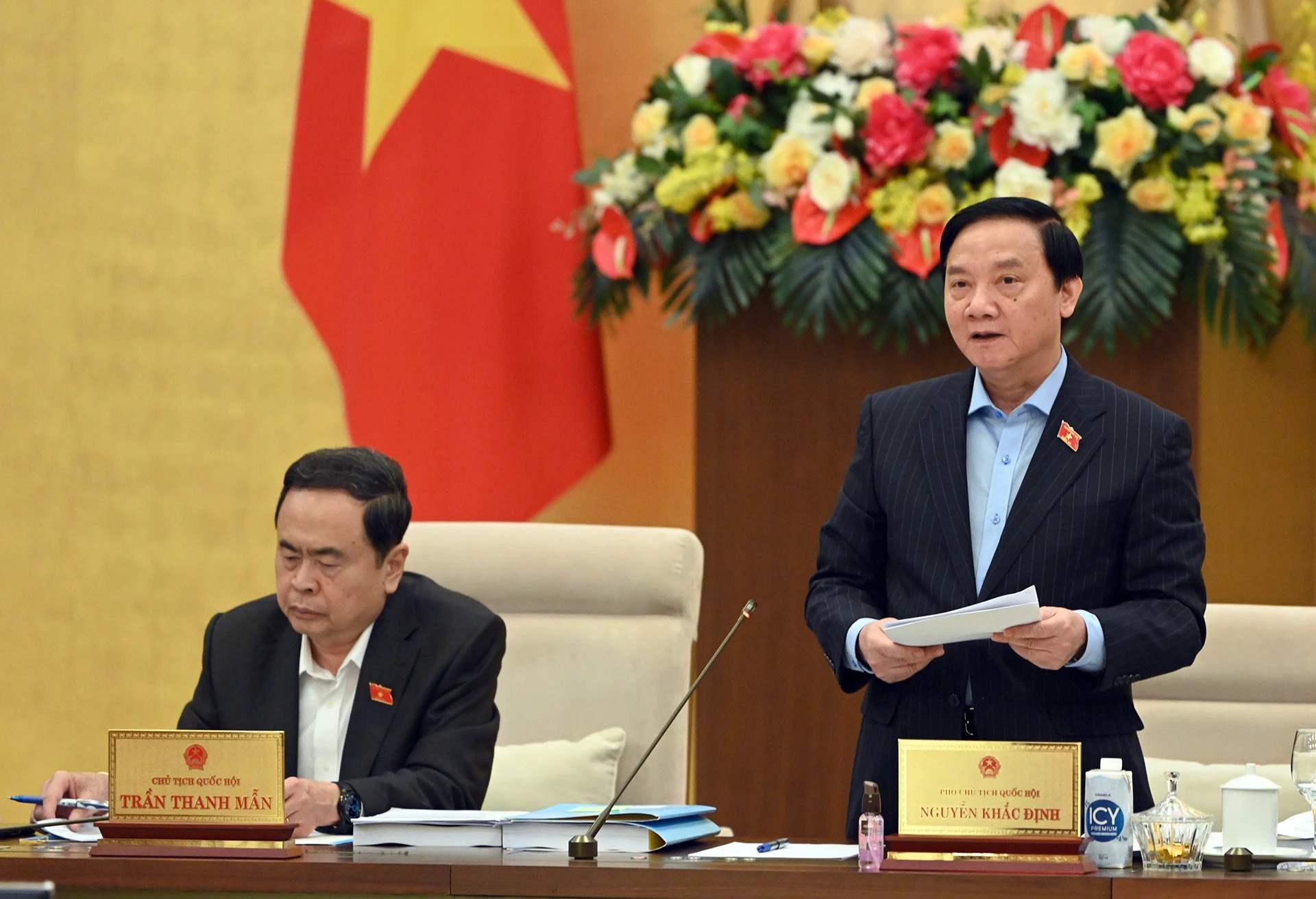 国会副主席阮克定指引会议。 国会副主席阮克定指引会议。