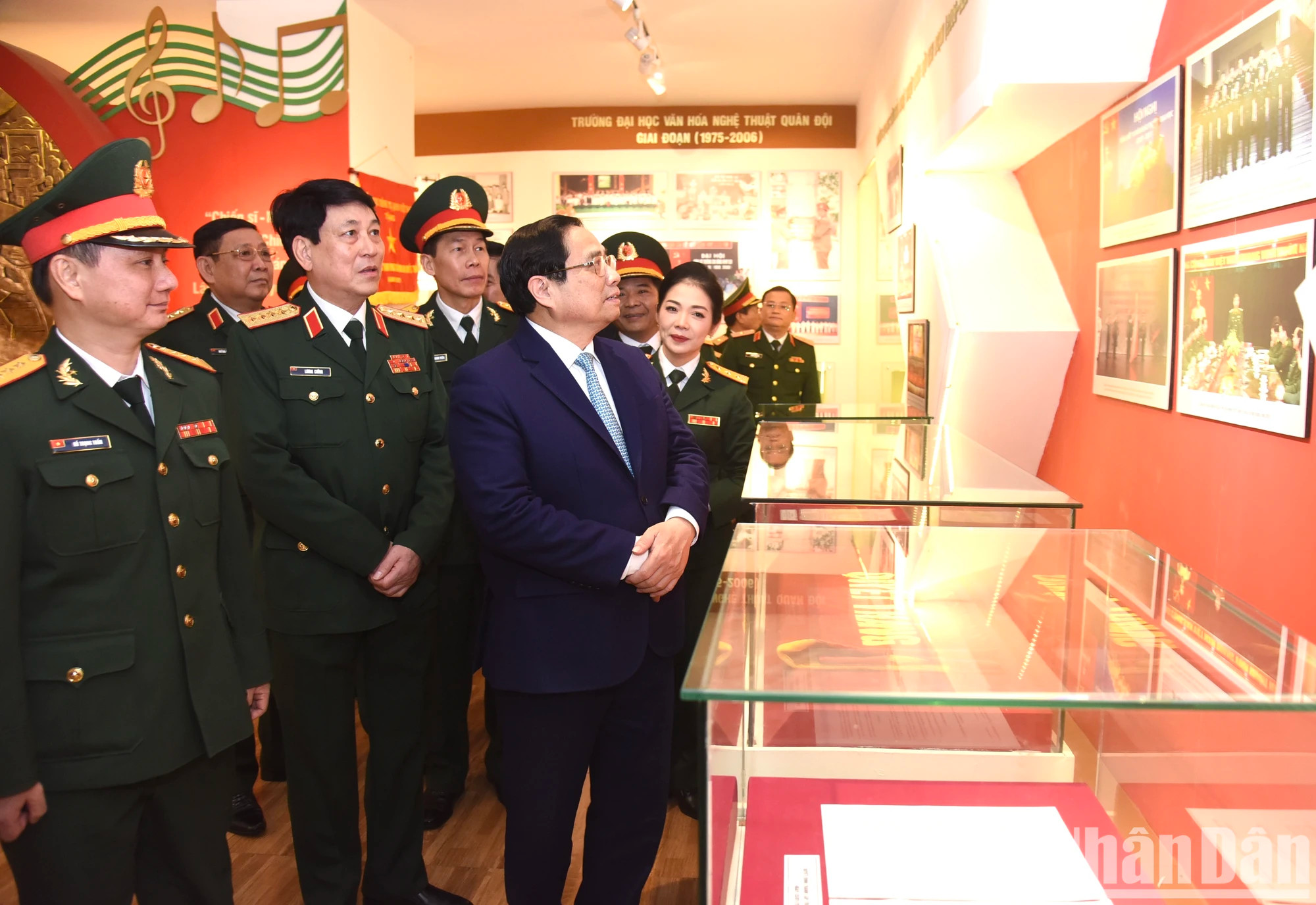 政府总理范明正参观军队艺术文化大学的传统陈列室。 政府总理范明正参观军队艺术文化大学的传统陈列室。