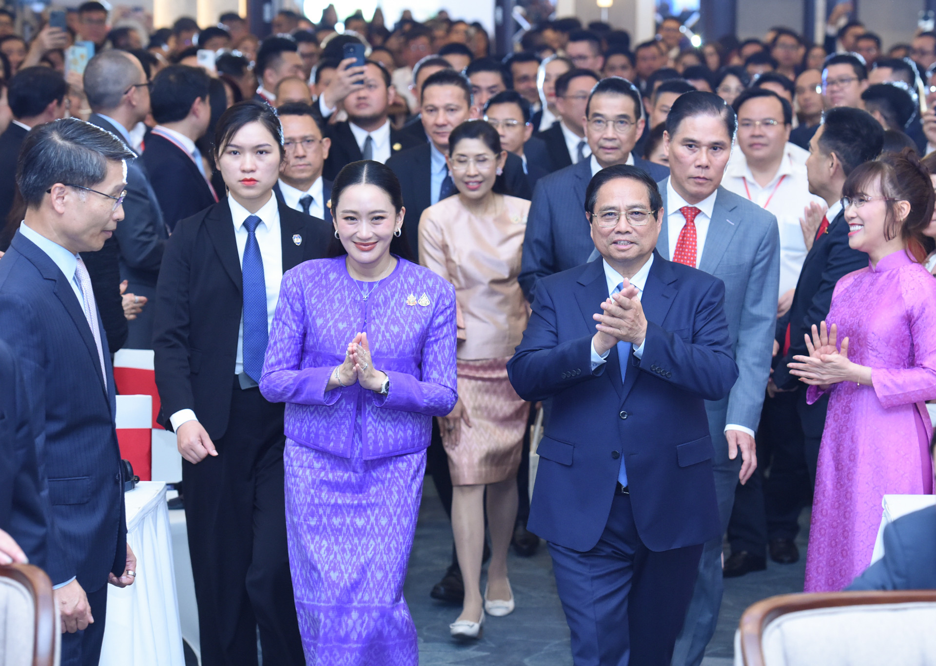 越南政府总理范明正和泰国总理佩通坦·西那瓦以及各位代表出席2025年越泰企业论坛。