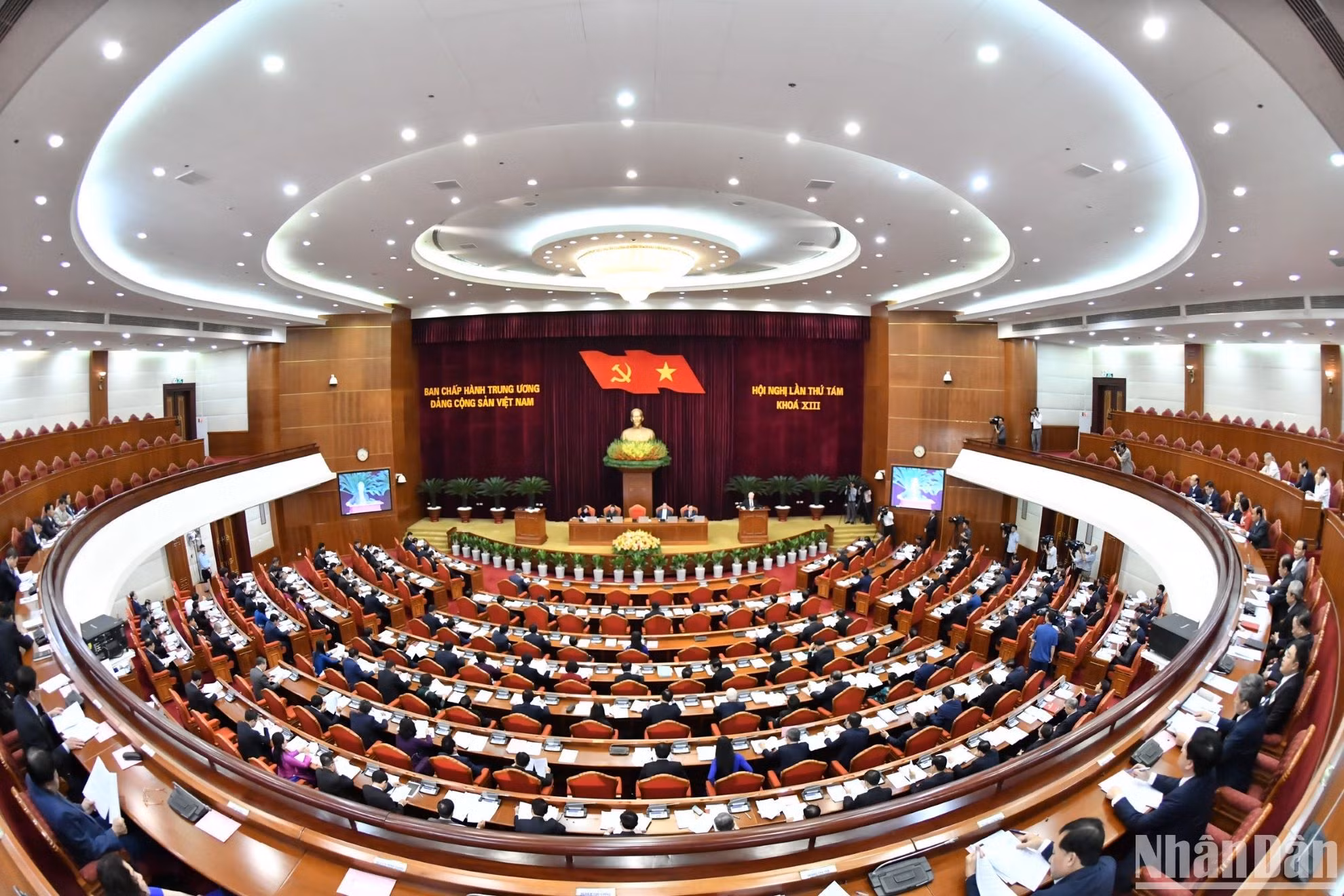 越南共产党第十三届中央委员会第八次全体会议开幕式场景。（登科 摄）