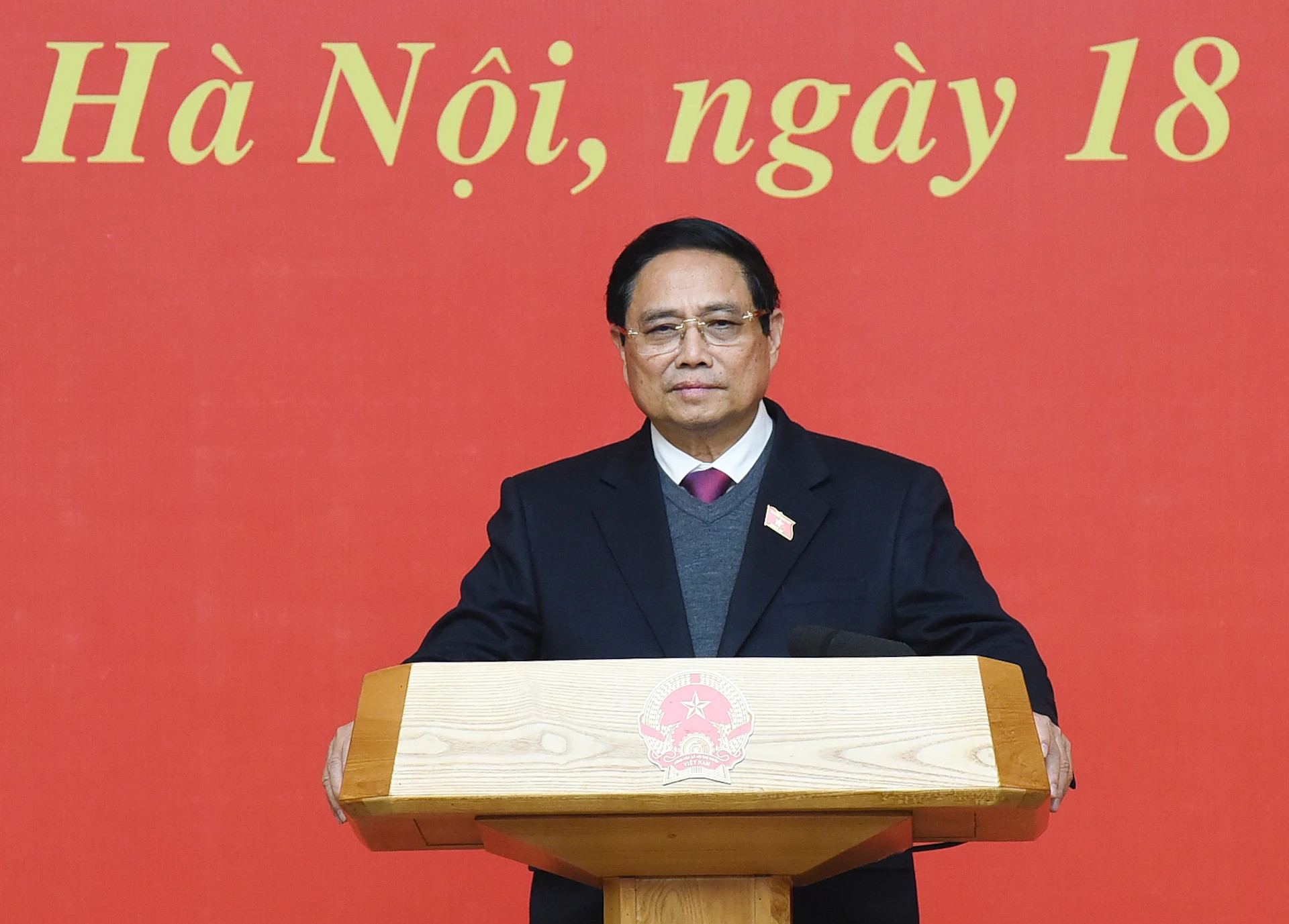 政府总理范明正主持召开国会关于政府组织机构的决议部署会议。