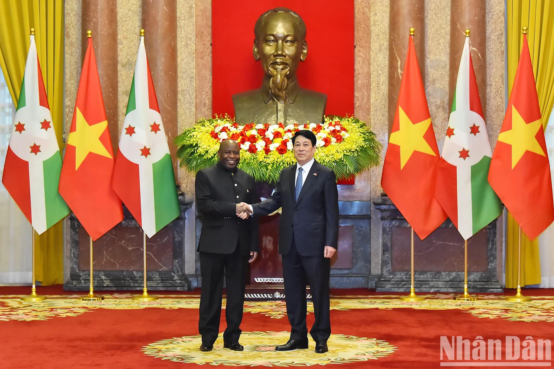 越南国家主席梁强和布隆迪总统埃瓦里斯特·恩达伊施米耶在欢迎仪式后合影。 越南国家主席梁强和布隆迪总统埃瓦里斯特·恩达伊施米耶在欢迎仪式后合影。