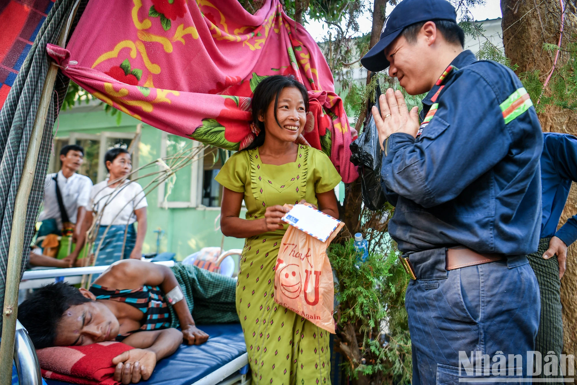 就在困难之中,当地民众更加珍视越南救援队的诚意。 就在困难之中,当地民众更加珍视越南救援队的诚意。