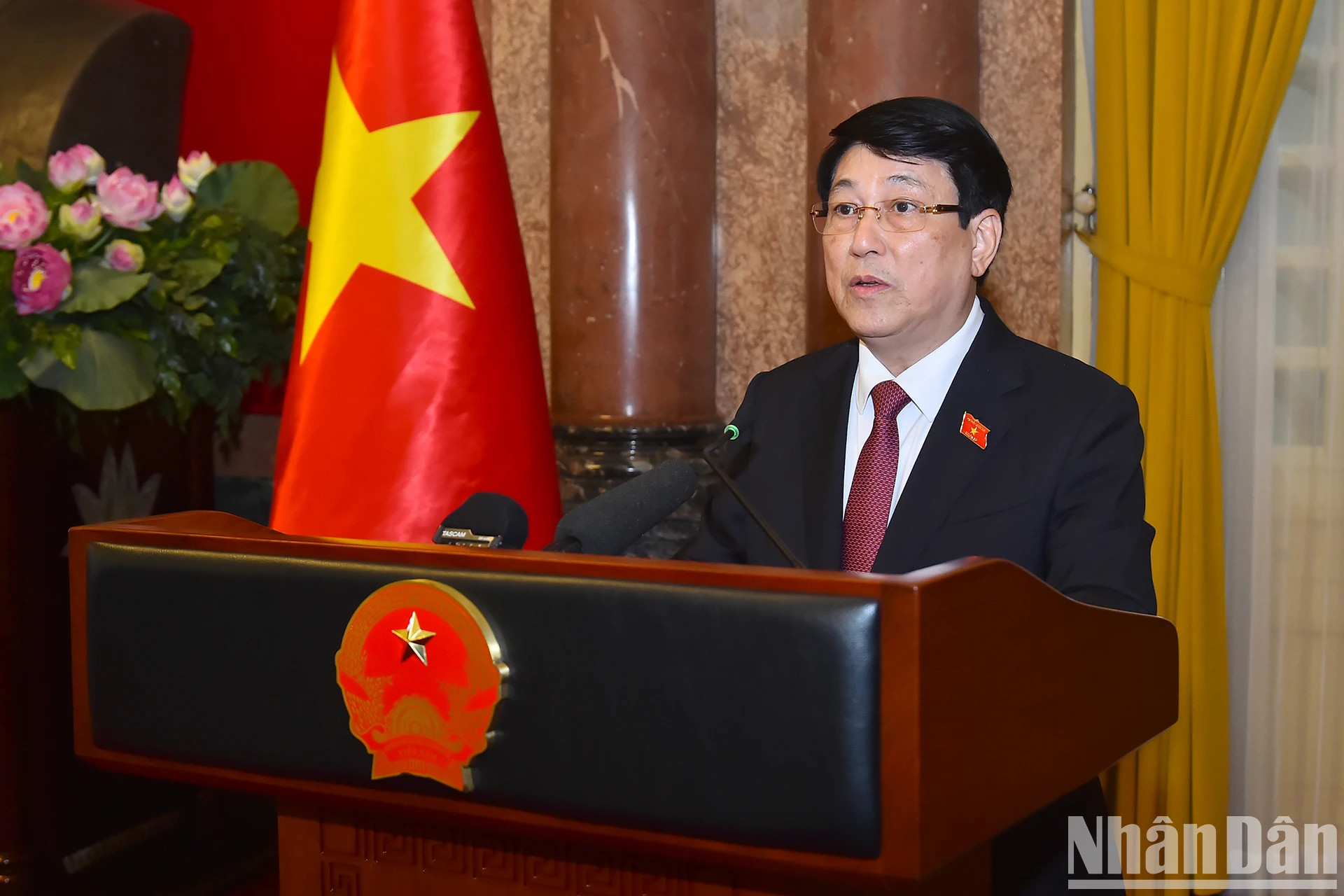 国家主席梁强在仪式上发表讲话。 国家主席梁强在仪式上发表讲话。