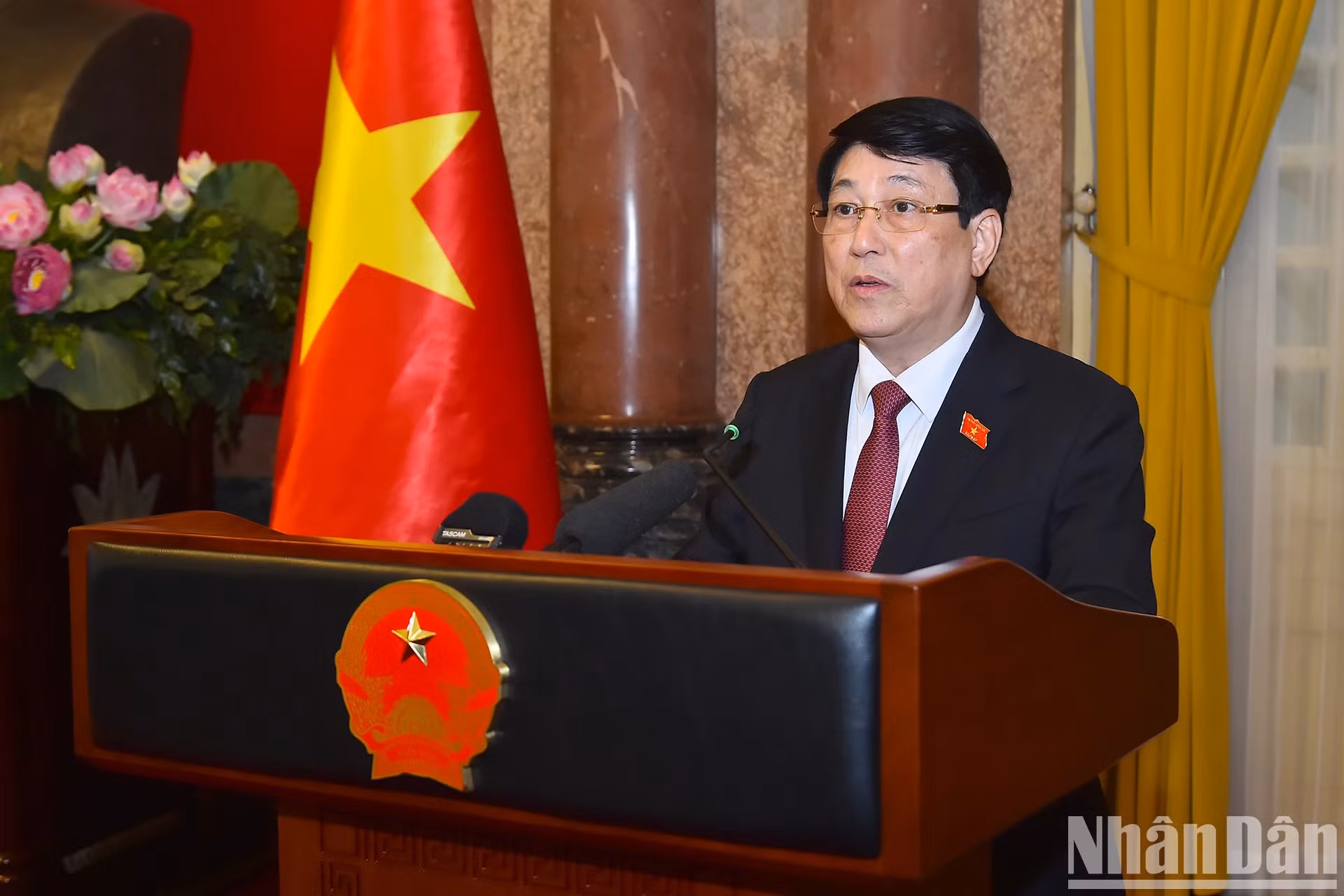 国家主席梁强在仪式上发表讲话。