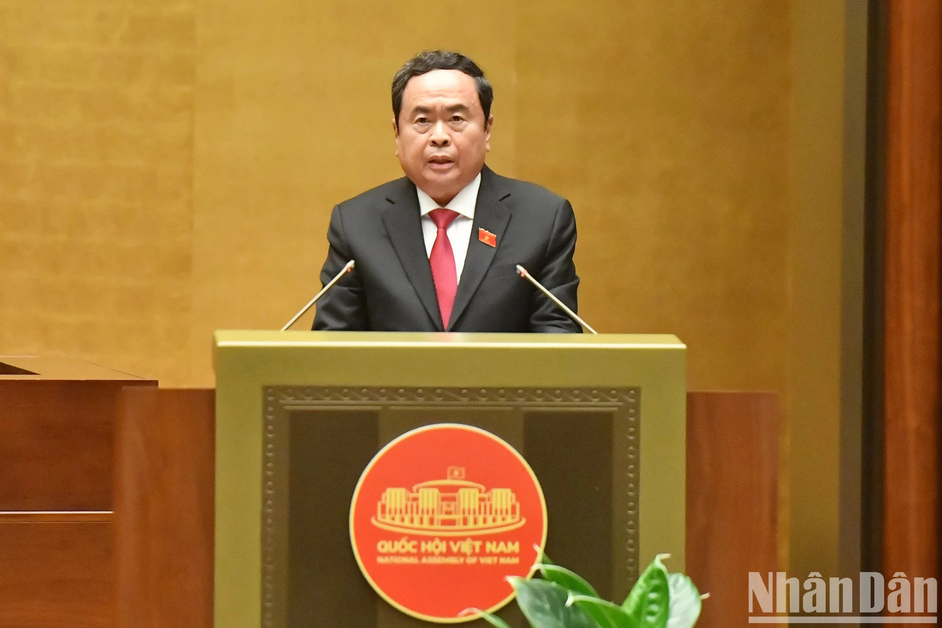 国会主席陈青敏在第十五届国会第七次会议闭幕式上发表讲话。 国会主席陈青敏在第十五届国会第七次会议闭幕式上发表讲话。