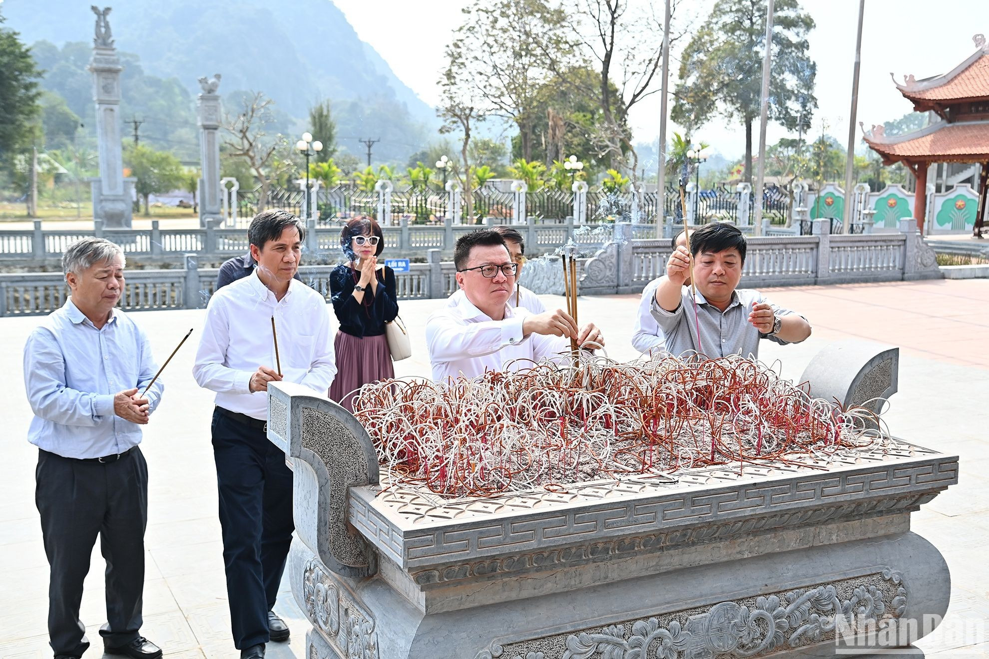 《人民报》社代表团在新潮国家级特殊历史遗迹区上香缅怀各位革命先辈。 《人民报》社代表团在新潮国家级特殊历史遗迹区上香缅怀各位革命先辈。