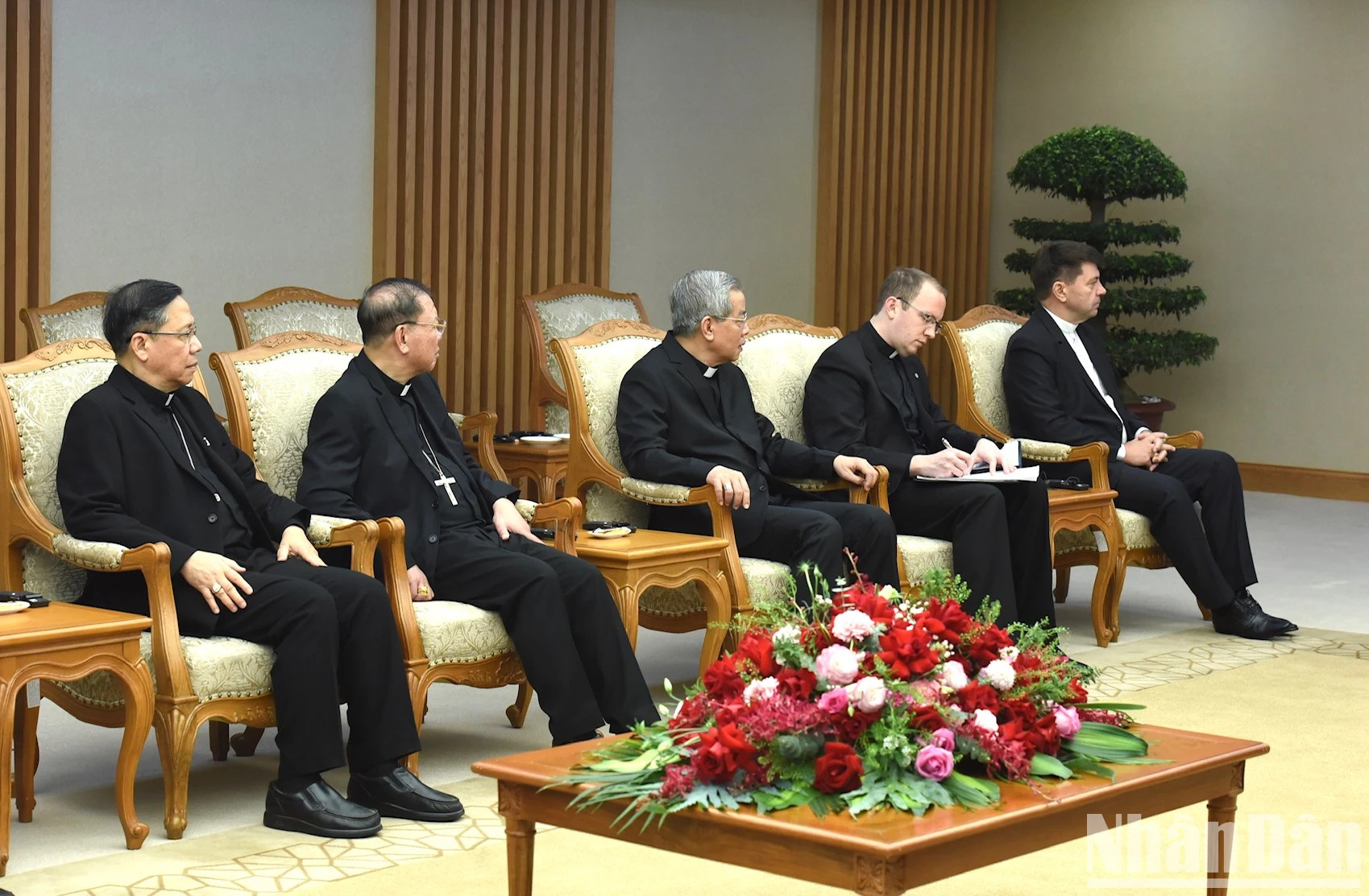 陪同梵蒂冈总主教、外交部长保罗·理查德·加拉格尔参加活动的各位代表。 陪同梵蒂冈总主教、外交部长保罗·理查德·加拉格尔参加活动的各位代表。