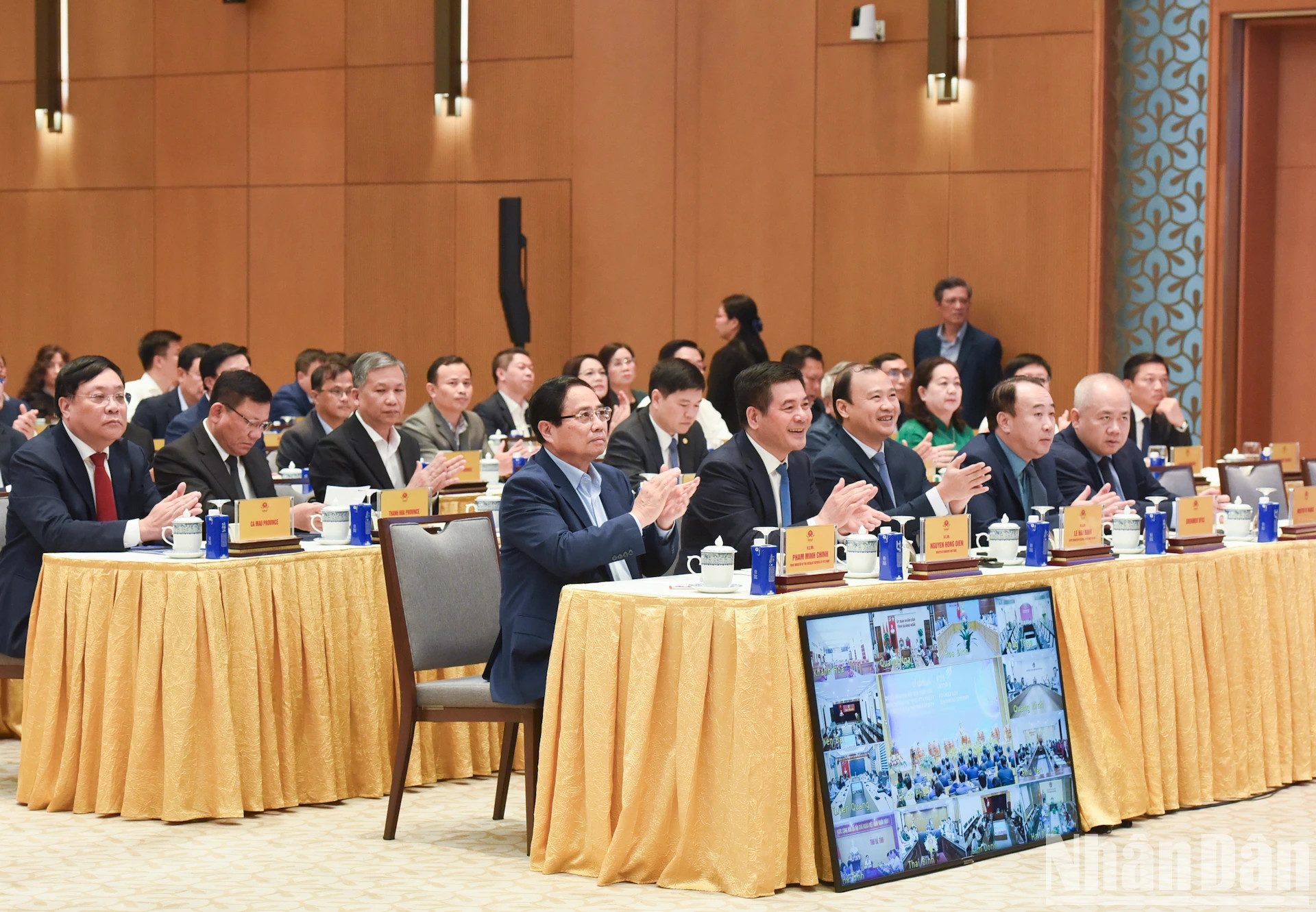 范明正总理和与会代表。