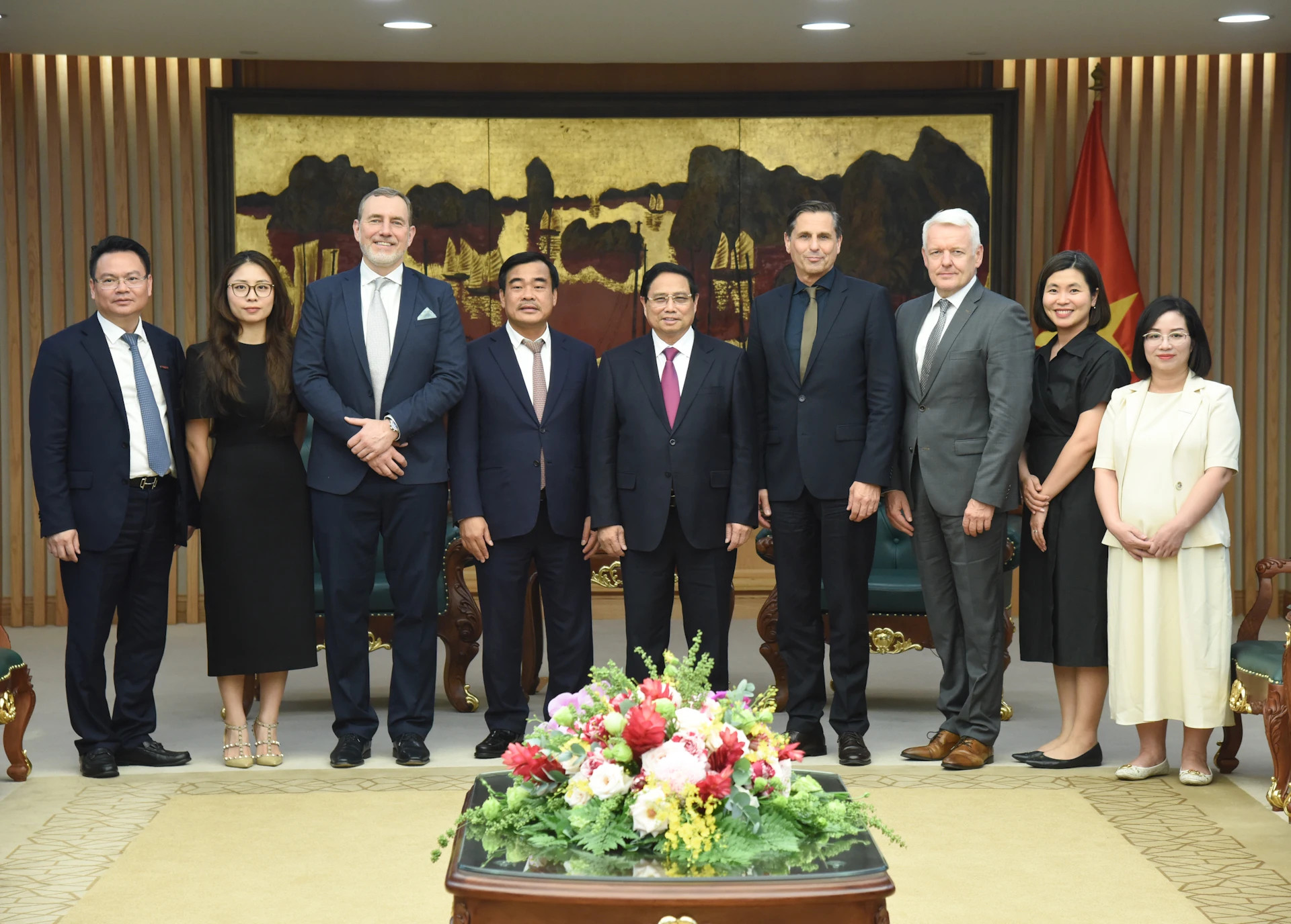 范明正总理和斯柯达集团首席执行官克劳斯·泽尔默及陪同代表团成员。