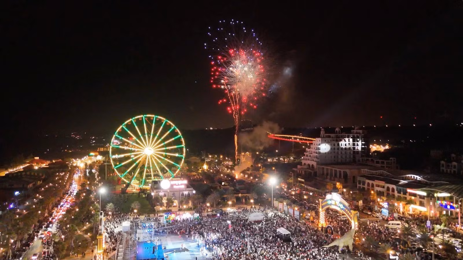 潘切市在NovaWorld举行庆祝南方解放、国家统一50周年的烟花燃放活动。 潘切市在NovaWorld举行庆祝南方解放、国家统一50周年的烟花燃放活动。