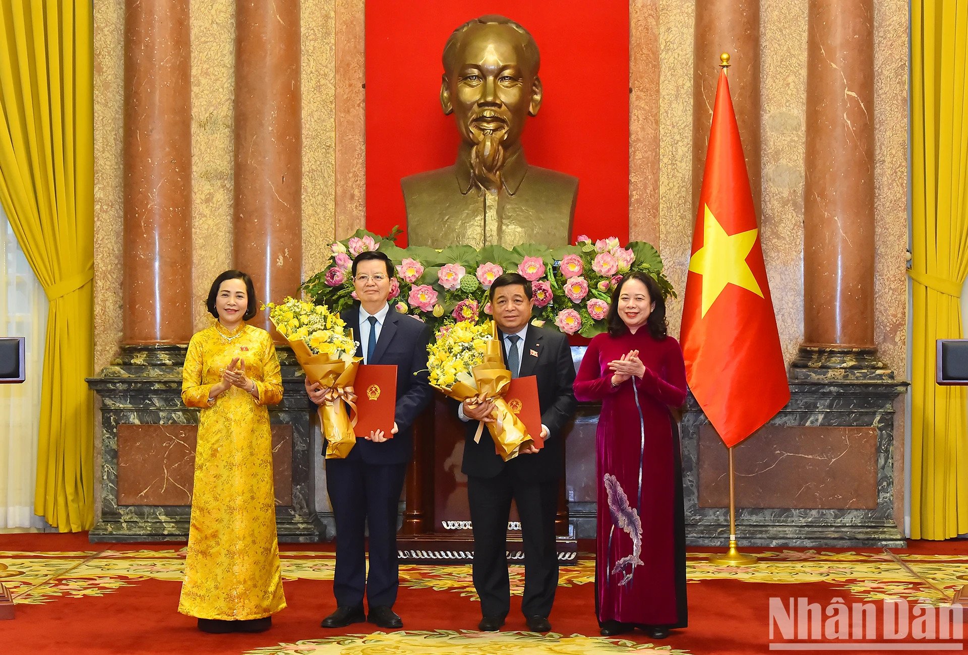 国家副主席武氏映春和国会副主席阮氏青赠送鲜花祝贺阮志勇副总理和梅文正副总理。 国家副主席武氏映春和国会副主席阮氏青赠送鲜花祝贺阮志勇副总理和梅文正副总理。