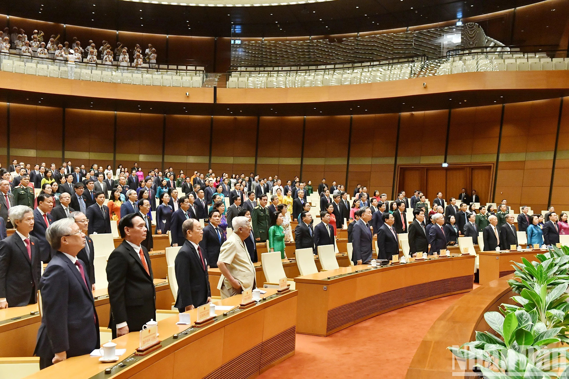 党和国家领导、前领导、国会代表在第十五届国会第七次会议闭幕式上向国旗敬礼。 党和国家领导、前领导、国会代表在第十五届国会第七次会议闭幕式上向国旗敬礼。