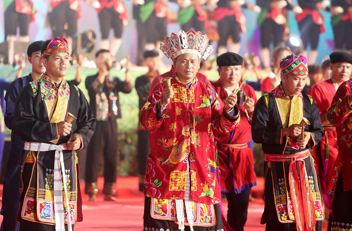 2019年越南人口统计数据显示,瑶族人共891151人,主要生活在北部山区省份。 2019年越南人口统计数据显示,瑶族人共891151人,主要生活在北部山区省份。