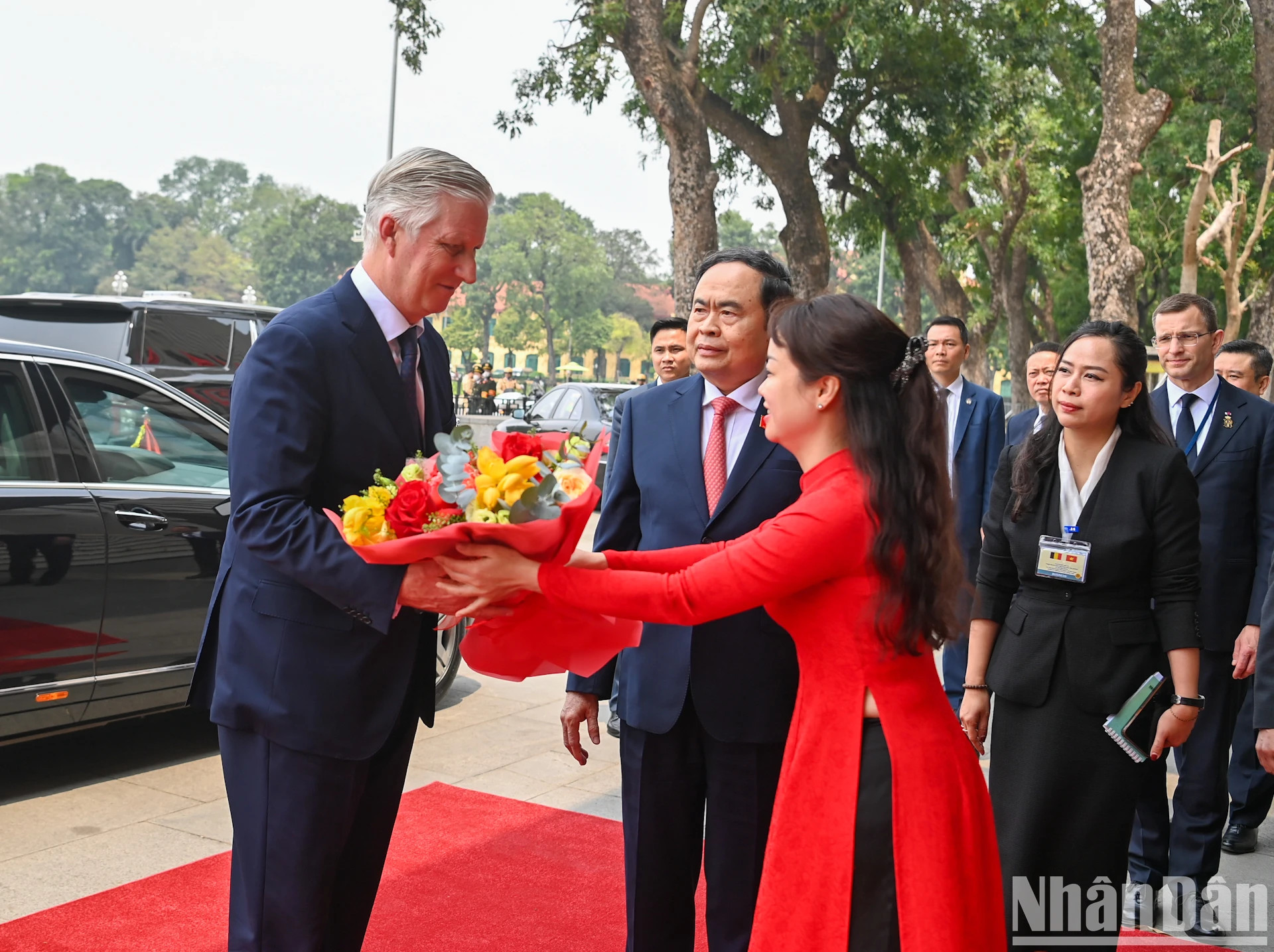 越南国会办公厅的代表向比利时国王菲利普·利奥波德·路易·马里送鲜花。 越南国会办公厅的代表向比利时国王菲利普·利奥波德·路易·马里送鲜花。