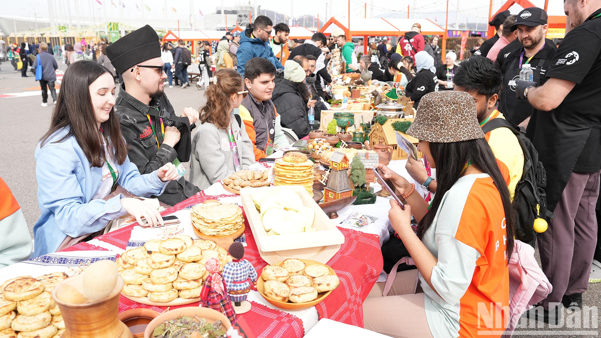 150余名厨师参加美食节并向游客介绍了各地的传统菜肴。 菜单既有名菜,也有土著少数民族的正宗美食。 150余名厨师参加美食节并向游客介绍了各地的传统菜肴。 菜单既有名菜,也有土著少数民族的正宗美食。
