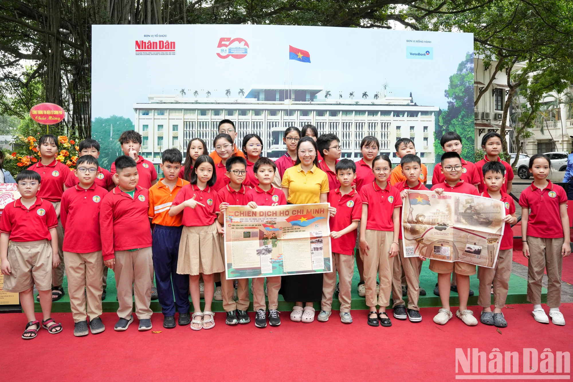 长安小学的师生们参观越南《人民报》互动体验展。