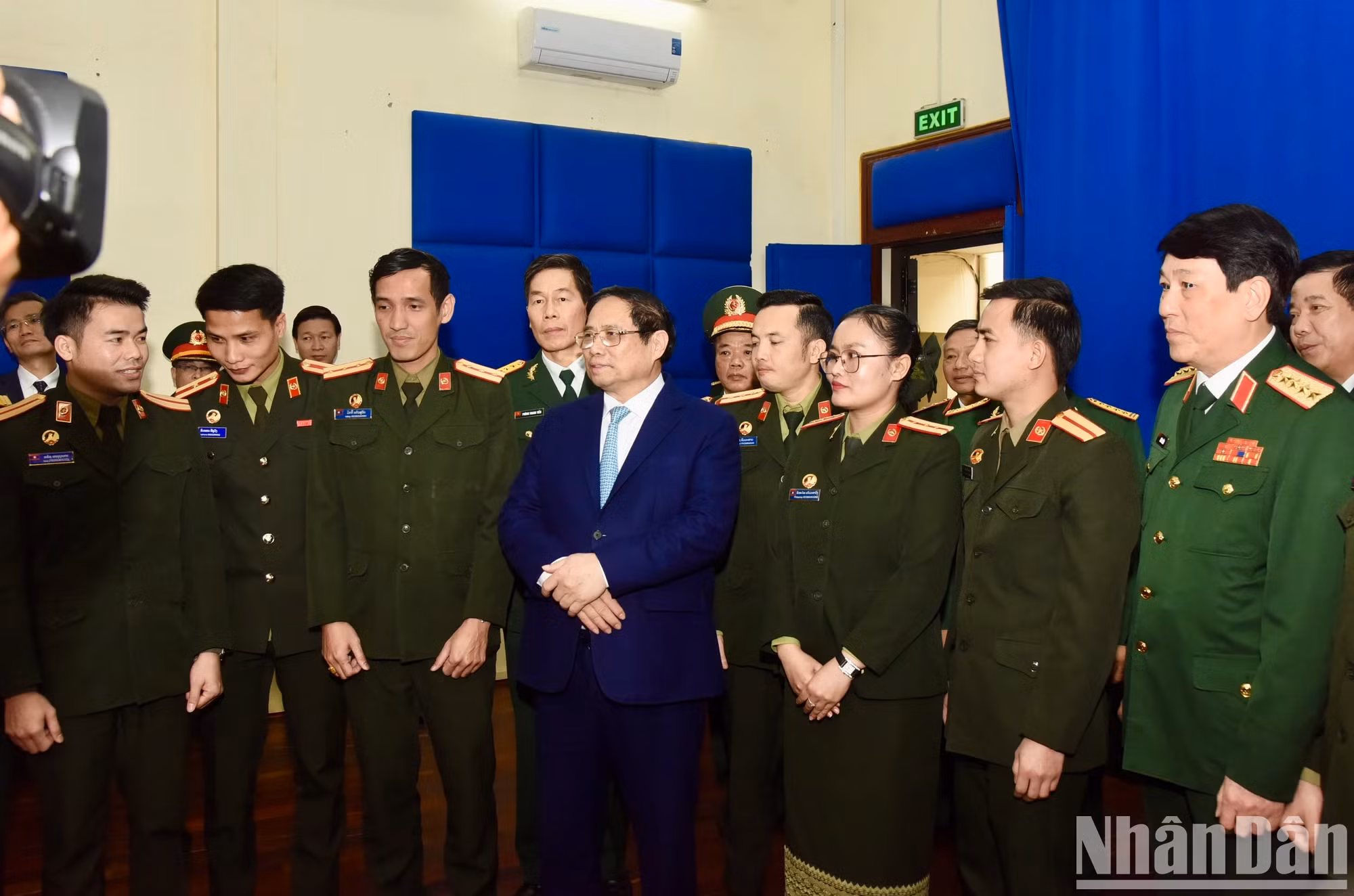 政府总理范明正慰问在军队艺术文化大学就读的老挝留学生。