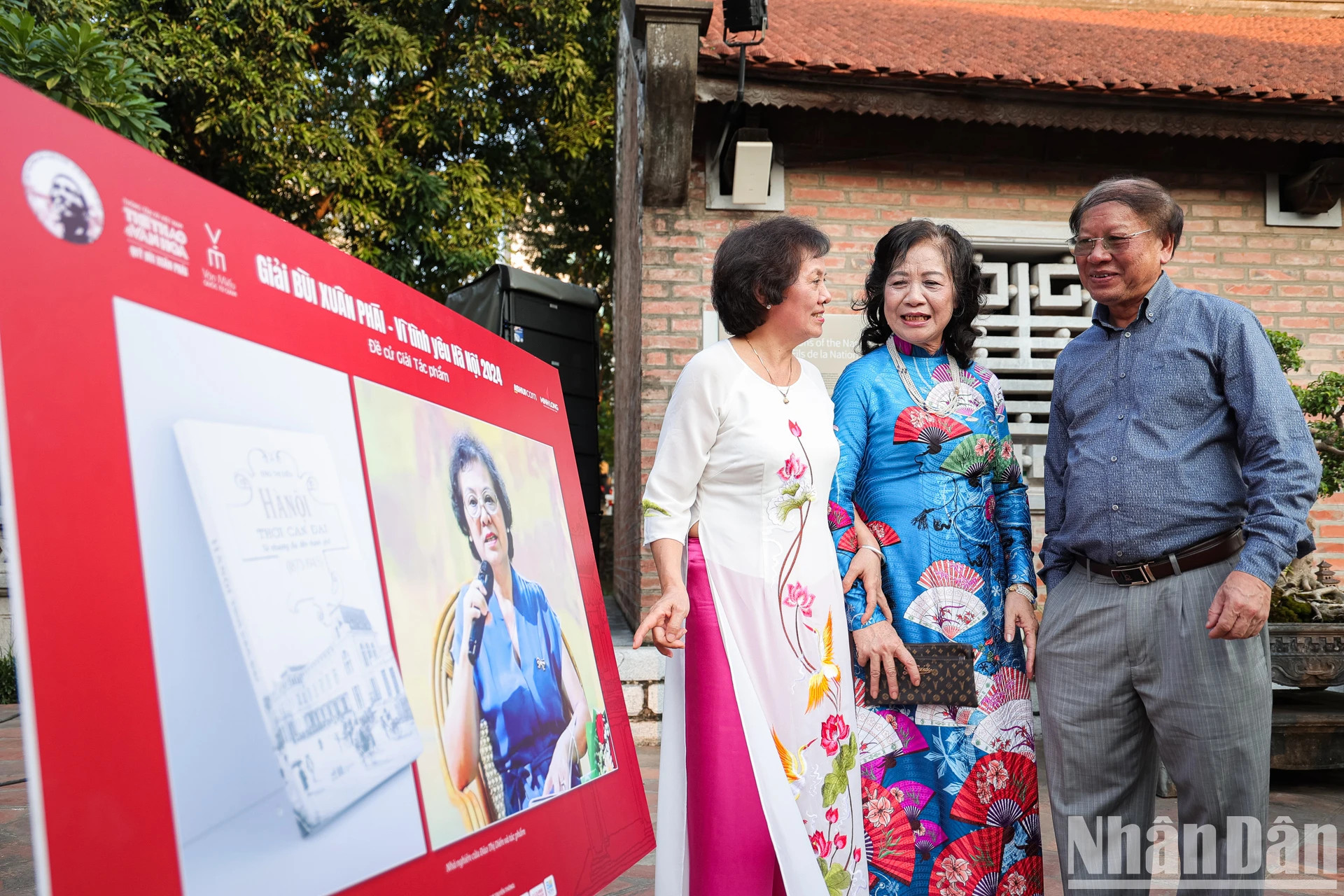 “裴春派——为河内之爱”奖由越南通讯社《体育与文化报》社和已故画家裴春派家人于2008年提倡,旨在向具有高科学和艺术价值且对河内充满了热爱的作者、作品、构想和行动等颁奖。 “裴春派——为河内之爱”奖由越南通讯社《体育与文化报》社和已故画家裴春派家人于2008年提倡,旨在向具有高科学和艺术价值且对河内充满了热爱的作者、作品、构想和行动等颁奖。