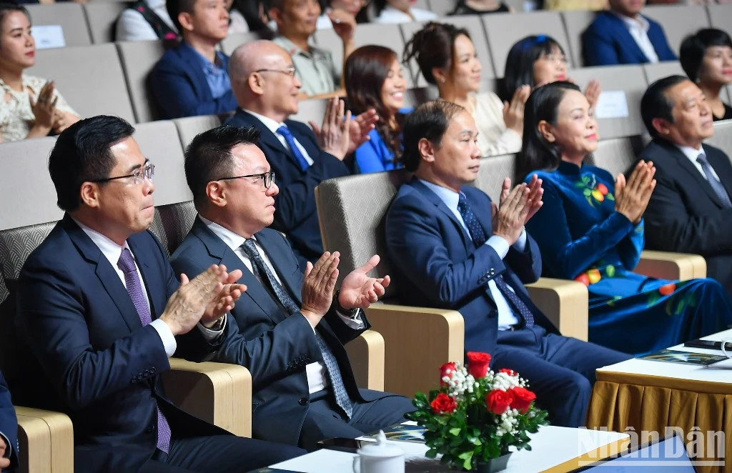 越共中央委员、中央宣教部常务副部长赖春门,越共中央委员、越南《人民报》社总编辑、中央宣教部副部长、越南新闻工作者协会主席黎国明,中央民运部常务副部长范必胜,越共中央委员、越南祖国阵线中央委员会副主席兼秘书长阮氏秋河,国会常委会委员、国会文化教育委员会主任阮得荣等代表一同出席。 越共中央委员、中央宣教部常务副部长赖春门,越共中央委员、越南《人民报》社总编辑、中央宣教部副部长、越南新闻工作者协会主席黎国明,中央民运部常务副部长范必胜,越共中央委员、越南祖国阵线中央委员会副主席兼秘书长阮氏秋河,国会常委会委员、国会文化教育委员会主任阮得荣等代表一同出席。