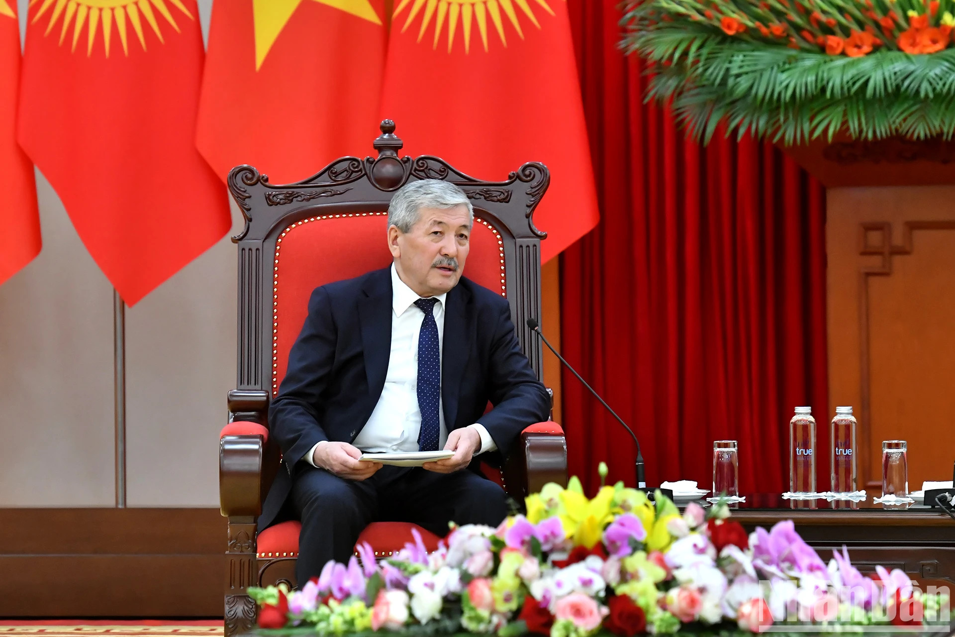 阿德尔别克·卡西马利耶夫总理在会见时发表讲话。