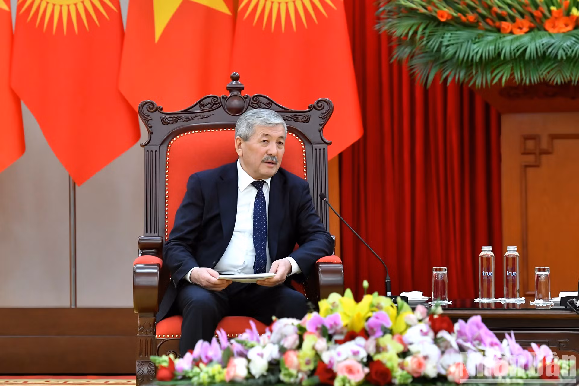 阿德尔别克·卡西马利耶夫总理在会见时发表讲话。
