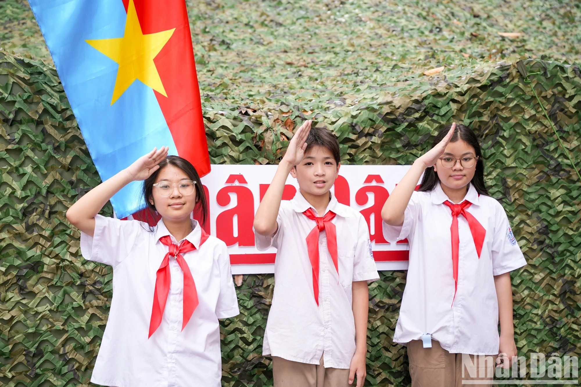 越南《人民报》互动体验展有助于激发年轻一代的爱国精神。