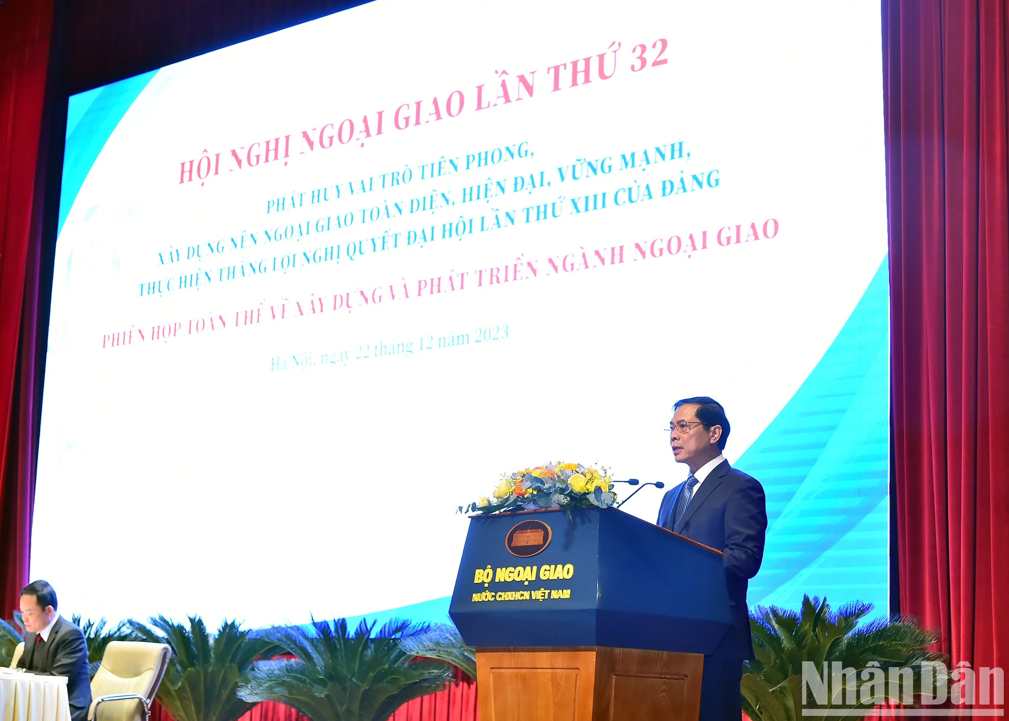 外交部长裴青山在建设和发展外交机构的全体会议上致辞。(水原 摄) 外交部长裴青山在建设和发展外交机构的全体会议上致辞。(水原 摄)