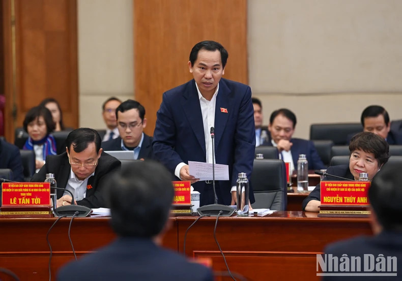 国会财政预算委员会主任黎光孟在会上发表讲话。 国会财政预算委员会主任黎光孟在会上发表讲话。