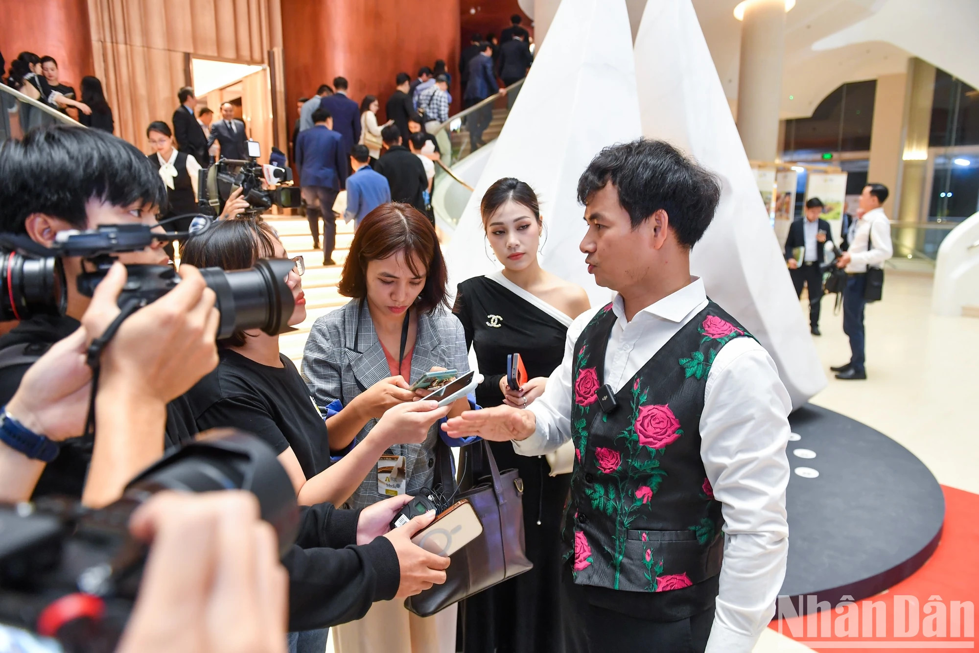 越南人民艺术家春北出席颁奖仪式。 越南人民艺术家春北出席颁奖仪式。