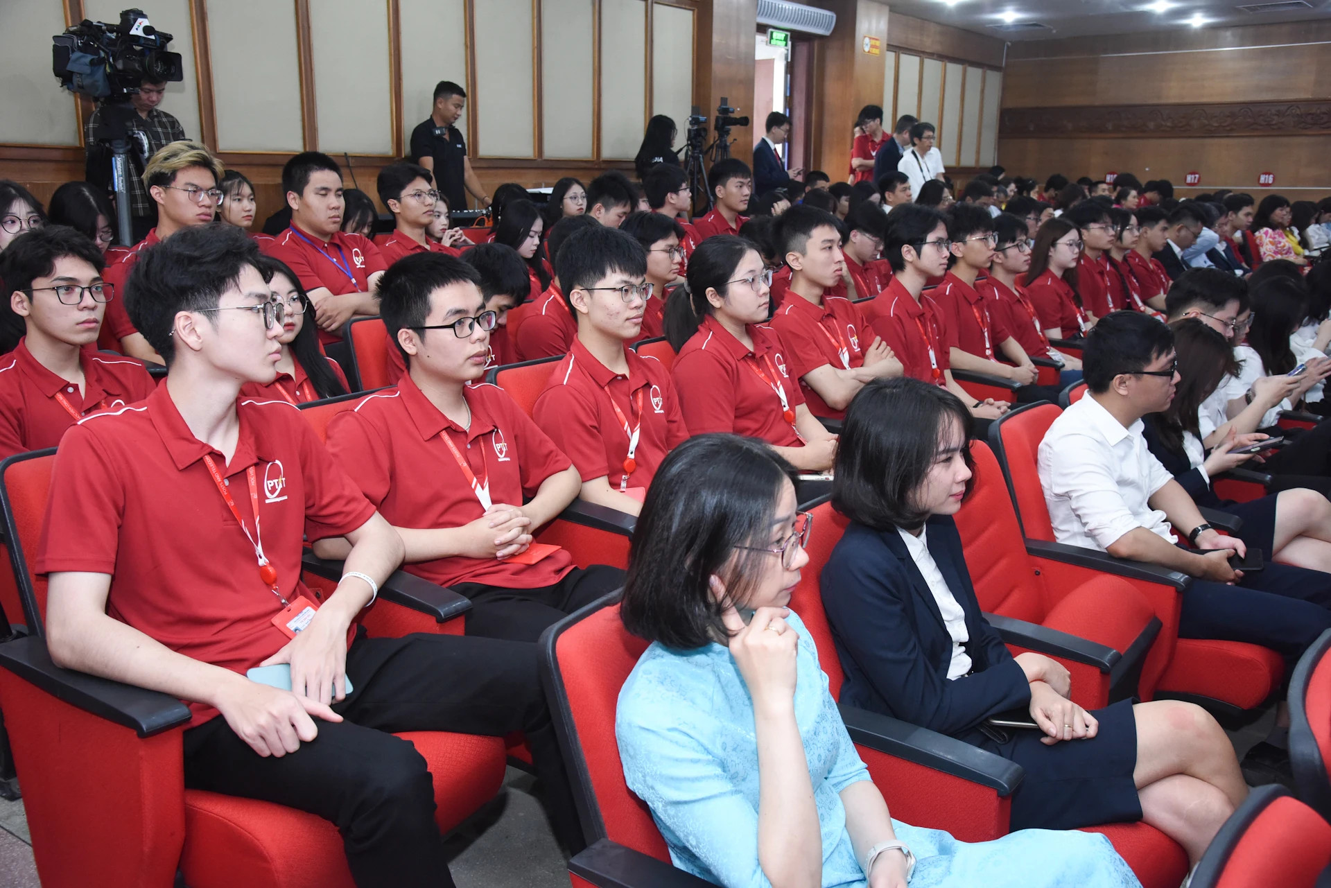 出席“全国创新与数字化转型竞赛”运动启动仪式的各位代表。