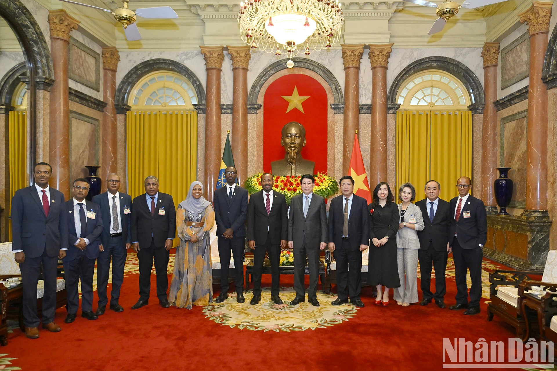 越南国家主席梁强和埃塞俄比亚总理阿比·艾哈迈德·阿里以及双方代表。