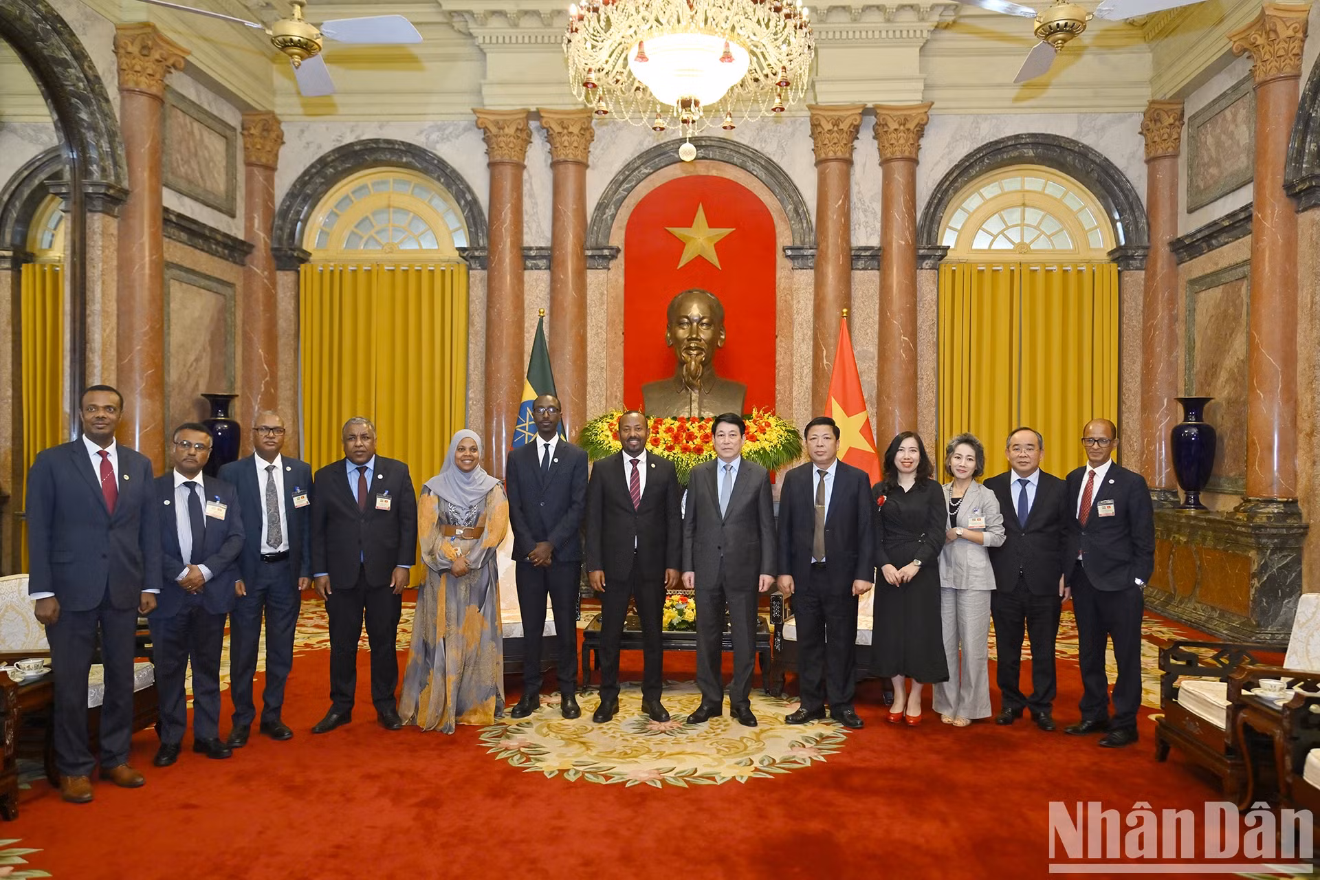 越南国家主席梁强和埃塞俄比亚总理阿比·艾哈迈德·阿里以及双方代表。