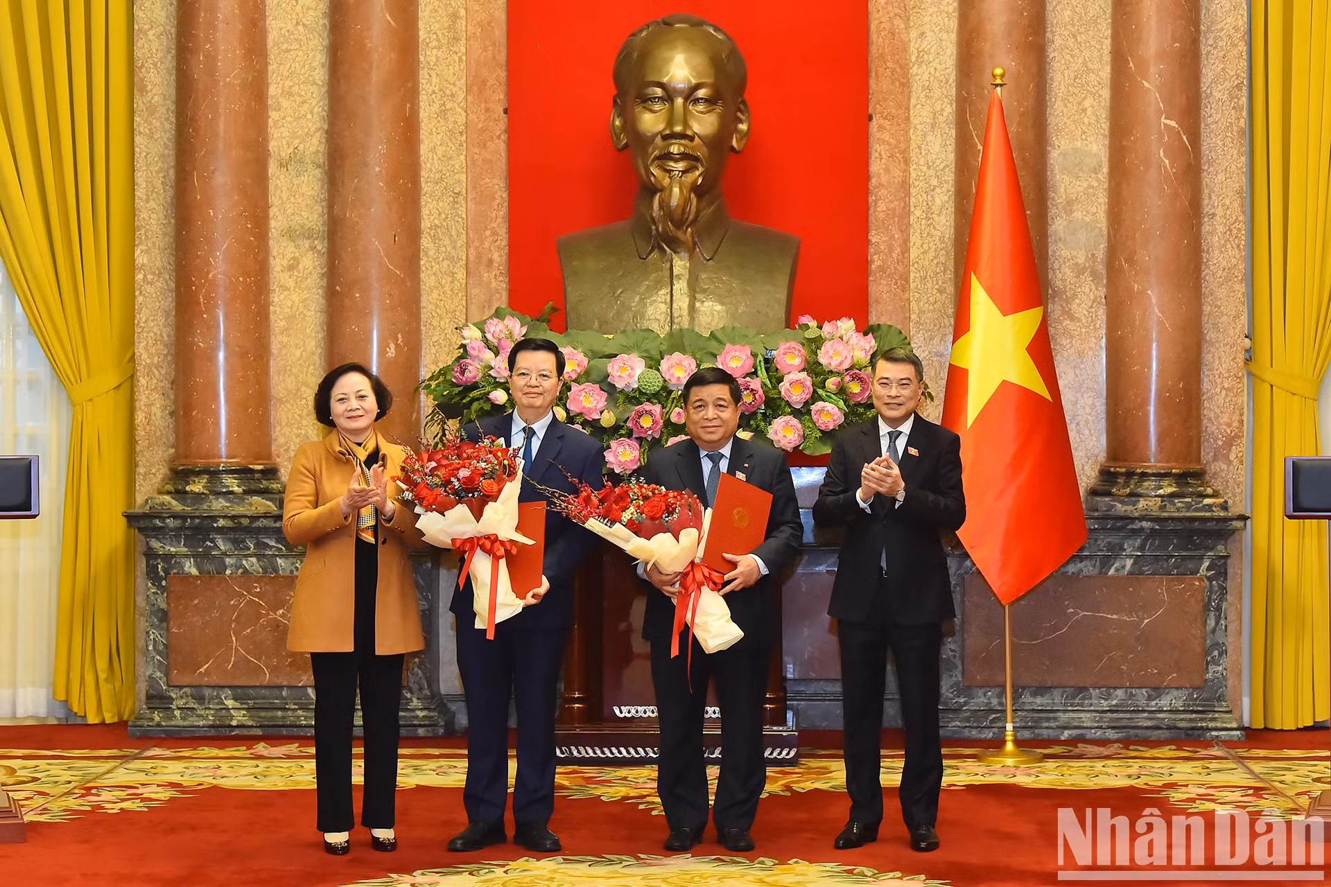 中央组织部部长黎明兴和内务部部长范氏青茶赠送鲜花祝贺新任政府副总理阮志勇和梅文正。