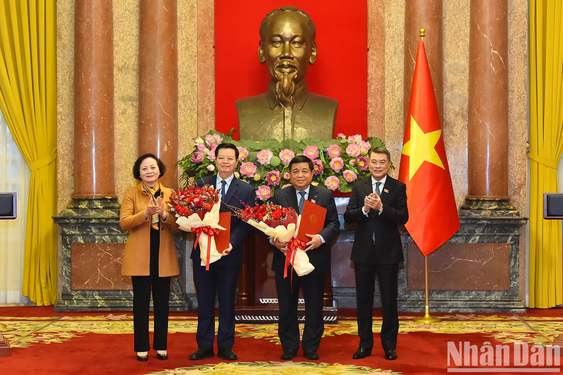 中央组织部部长黎明兴和内务部部长范氏青茶赠送鲜花祝贺新任政府副总理阮志勇和梅文正。 中央组织部部长黎明兴和内务部部长范氏青茶赠送鲜花祝贺新任政府副总理阮志勇和梅文正。